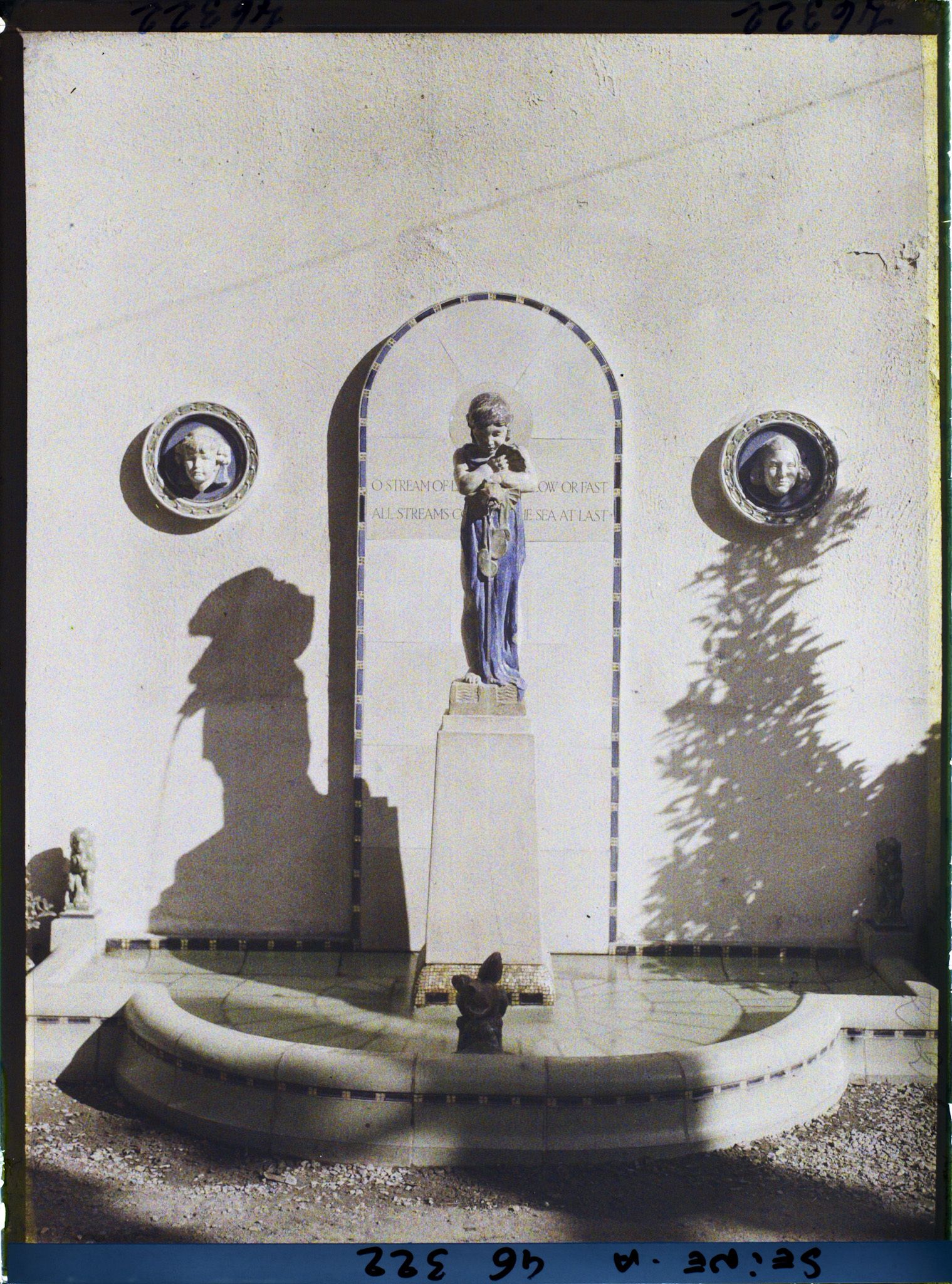 Image représentant L'exposition des arts décoratifs, Fontaine en faïence du pavillon de la Grande-Bretagne