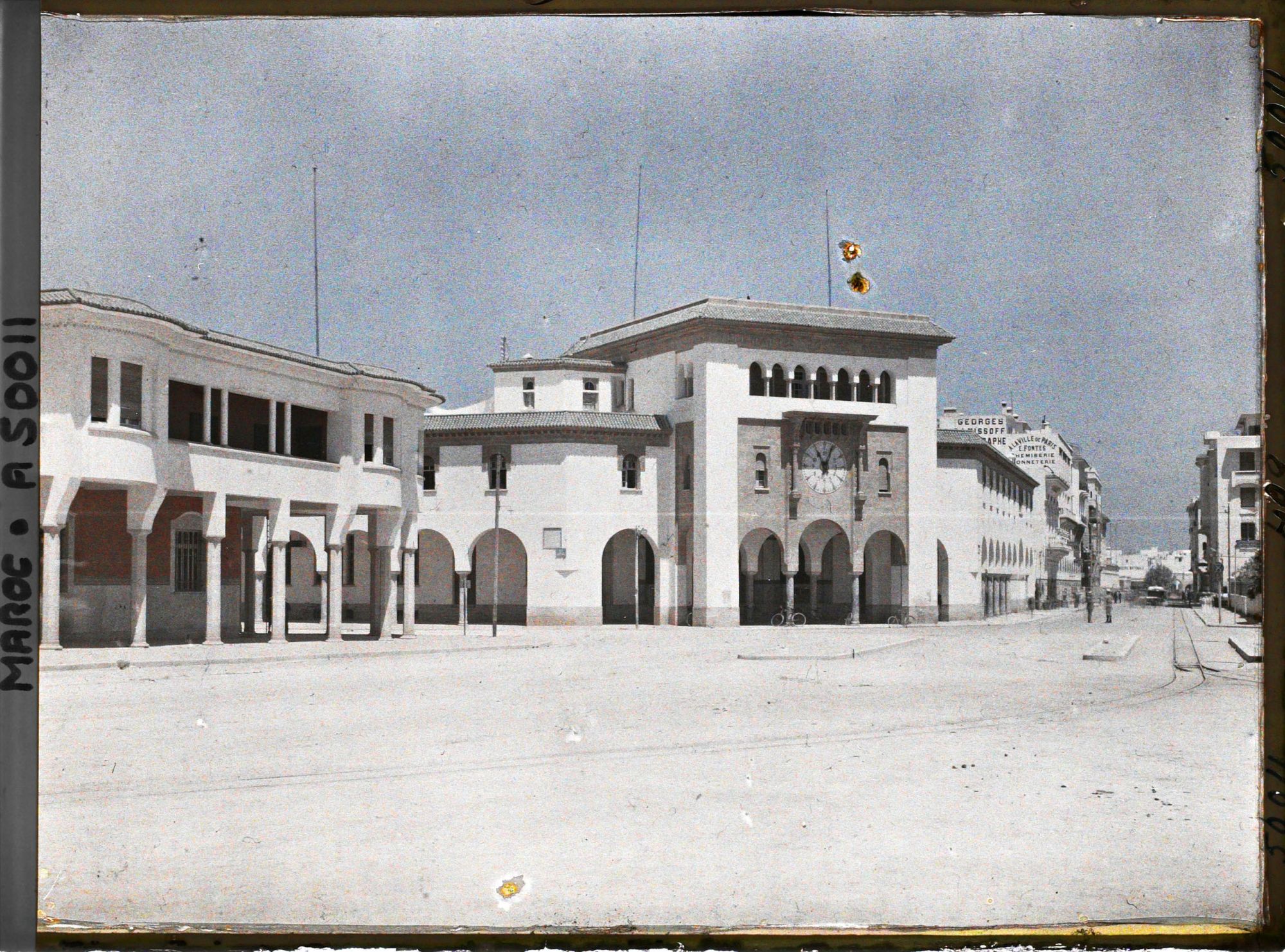 Image représentant L'avenue du Dar el-Makhzen ; à gauche, la poste centrale