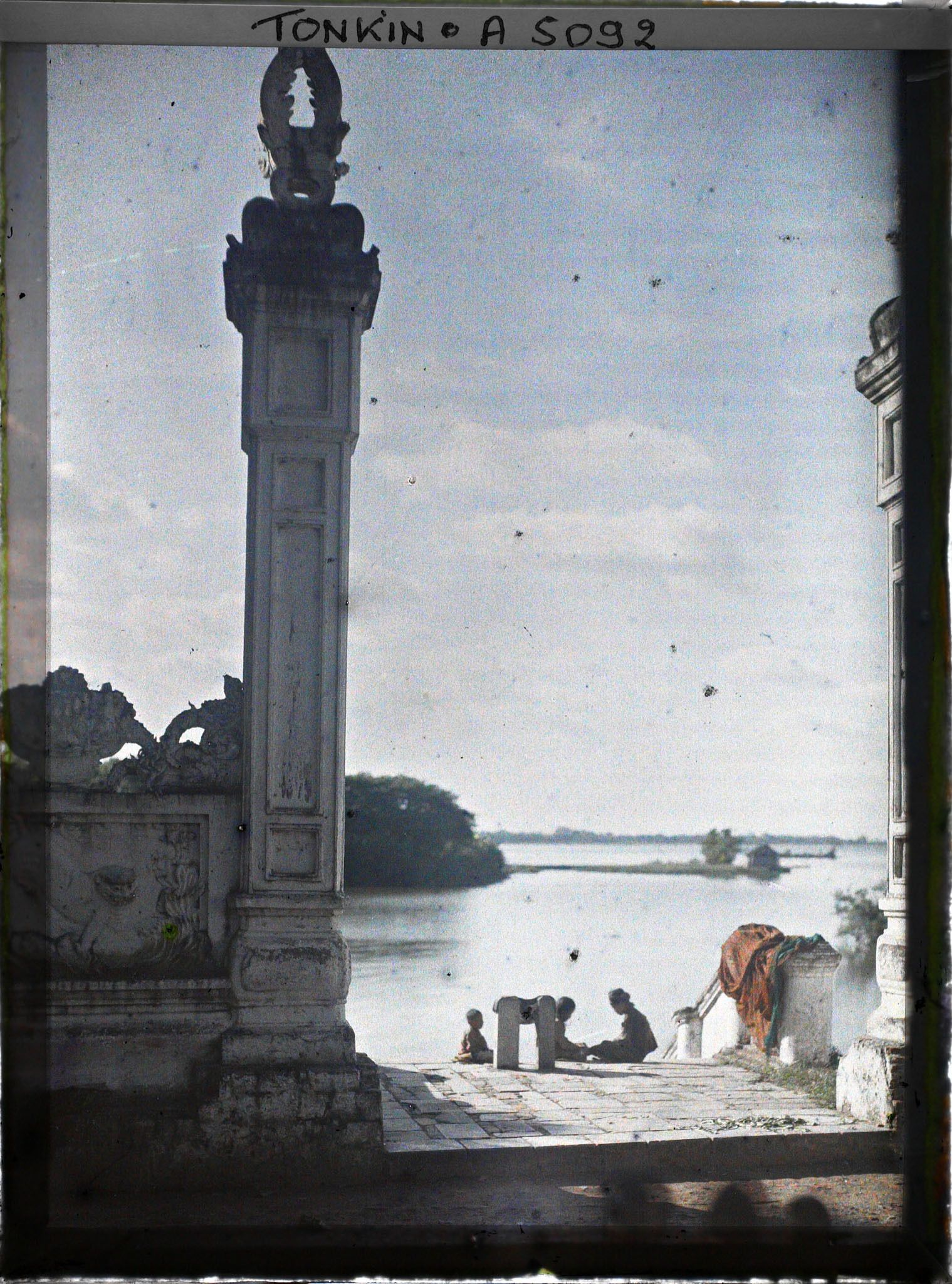 Image représentant L'entrée du temple de Chan-vu, (ou Tran-vu) vue vers le lac, dans le quartier de la Citadelle (le Grand Lac)
