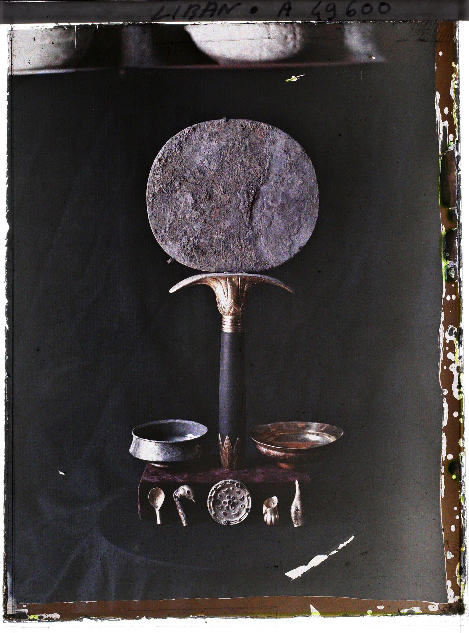 Image représentant Un miroir, deux coupes et des petits objets