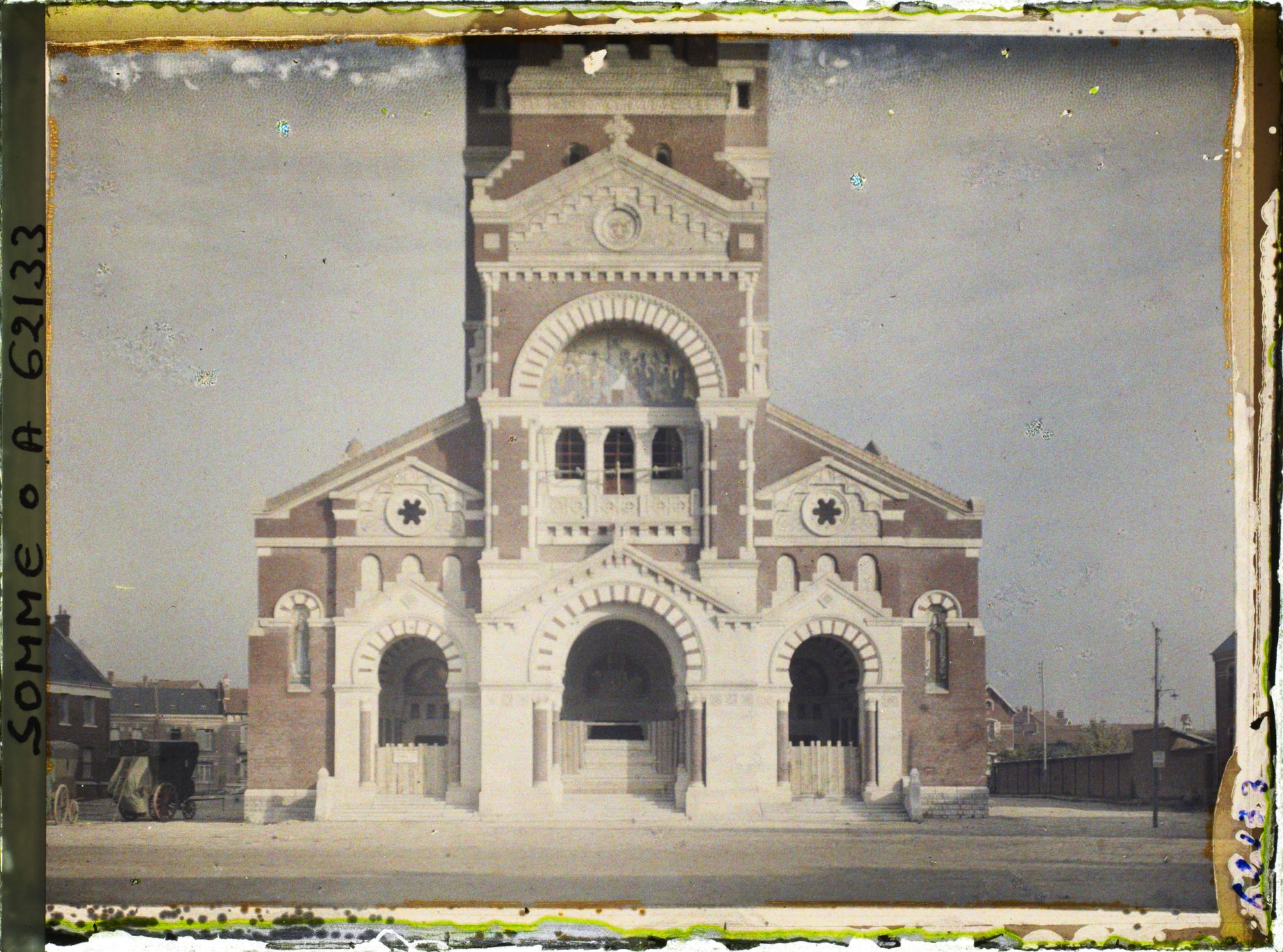 Image représentant Somme, Albert, Une partie de la façade de la Basilique
