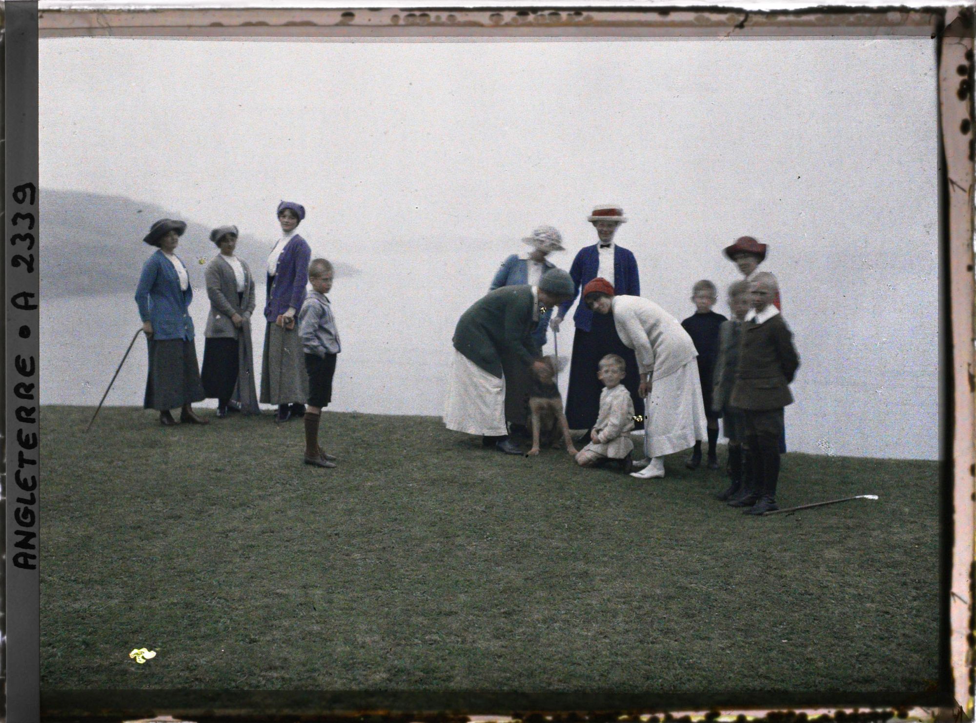 Image représentant Femmes et enfant au bord de la mer