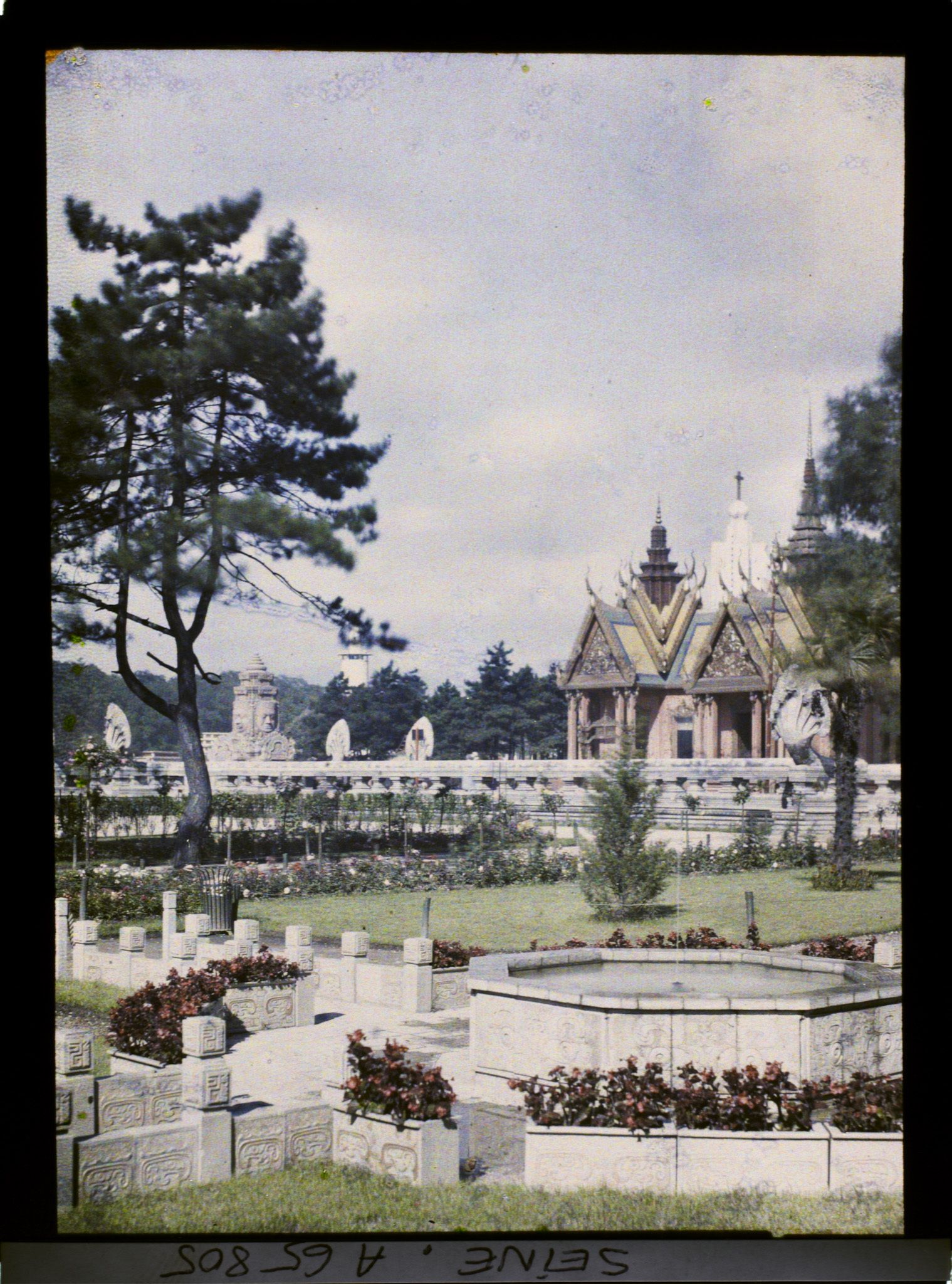Image représentant L'Exposition Coloniale Internationale de 1931, vue vers le pavillon du Cambodge, section de l'Indochine