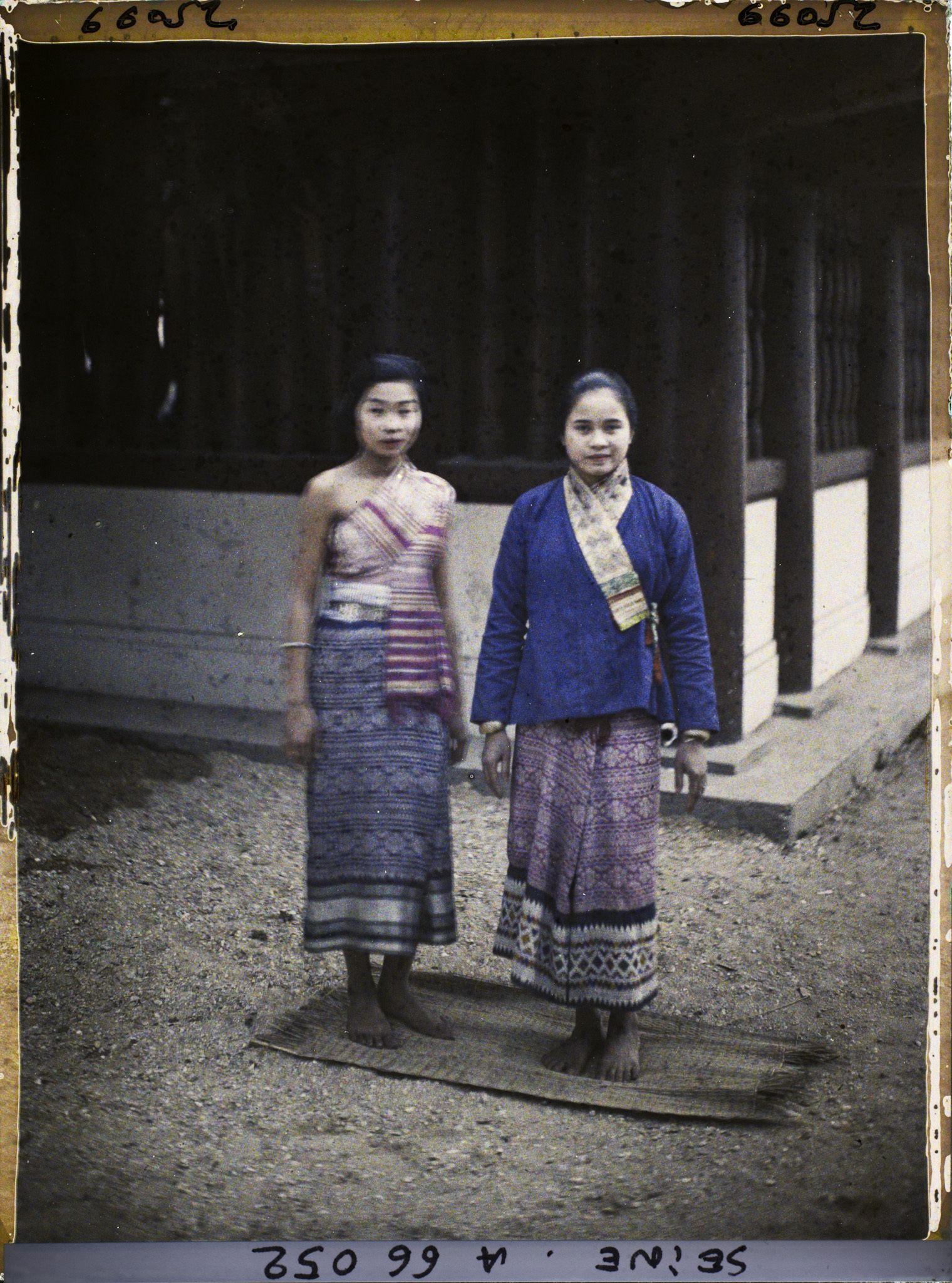 Image représentant L'Exposition Coloniale Internationale de 1931, deux danseuses laotiennes