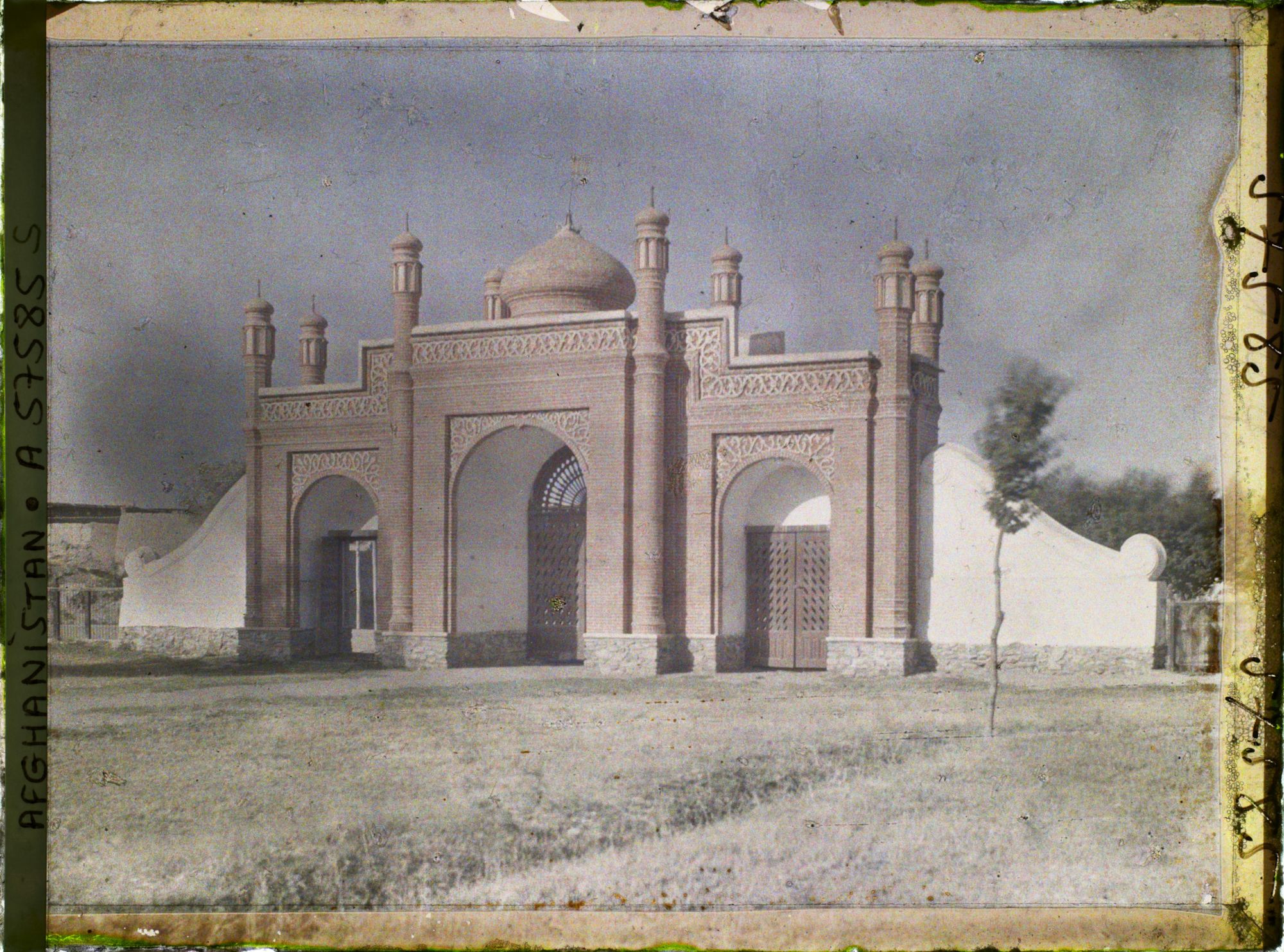 Image représentant Entrée de l'esplanade (aujourd'hui construite) de la Masjid (mosquée) Id-Gah