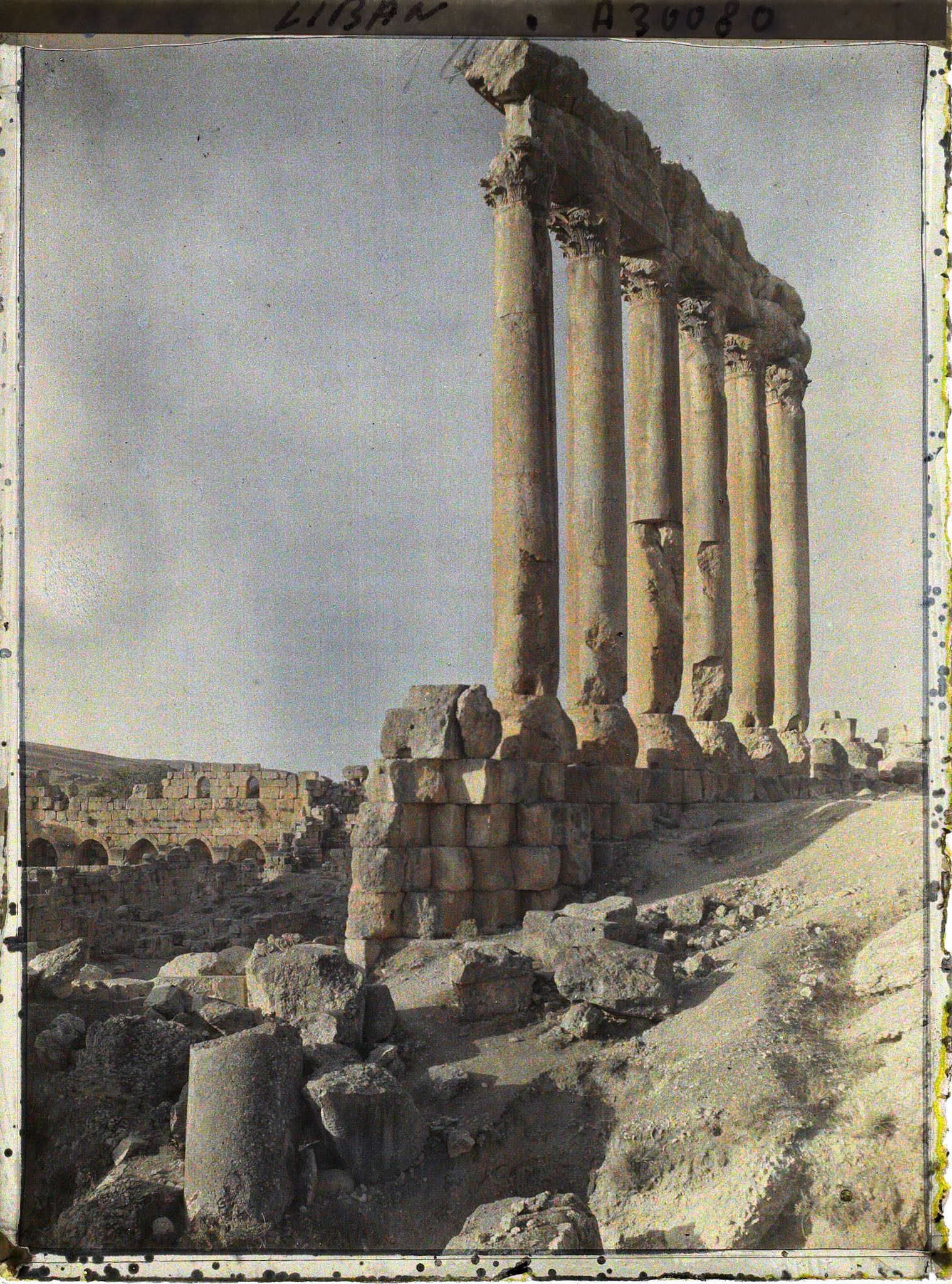 Image représentant Vue du côté interne des six colonnes restantes du péristyle méridional du sanctuaire du Temple de Jupiter Héliopolitain