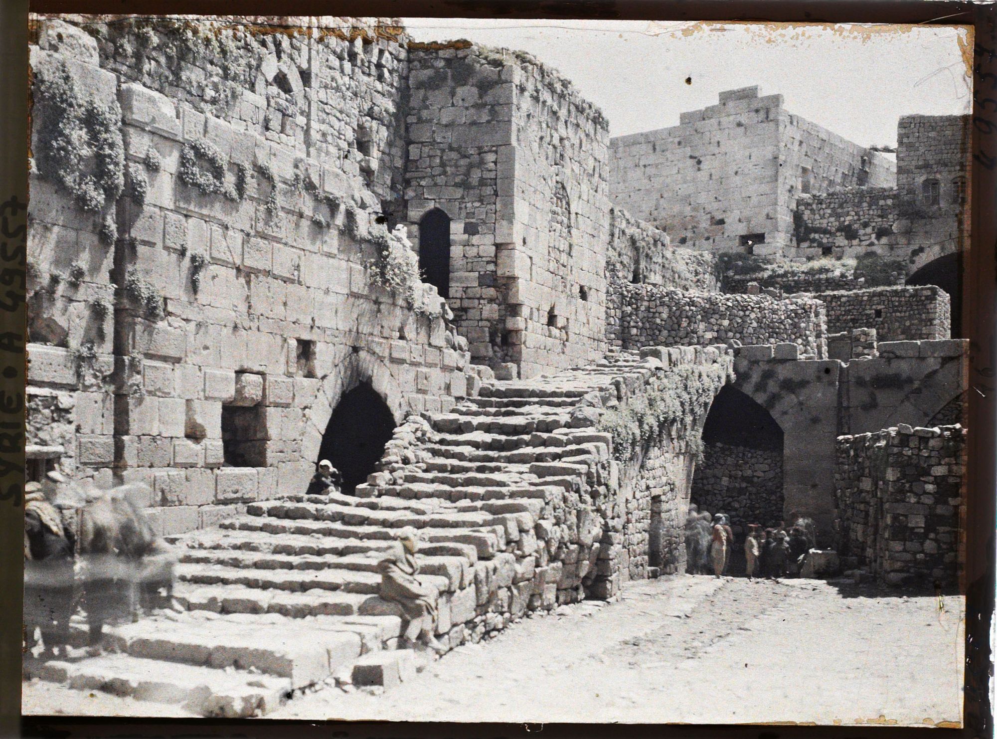 Image représentant La cour vue du nord en direction du sud