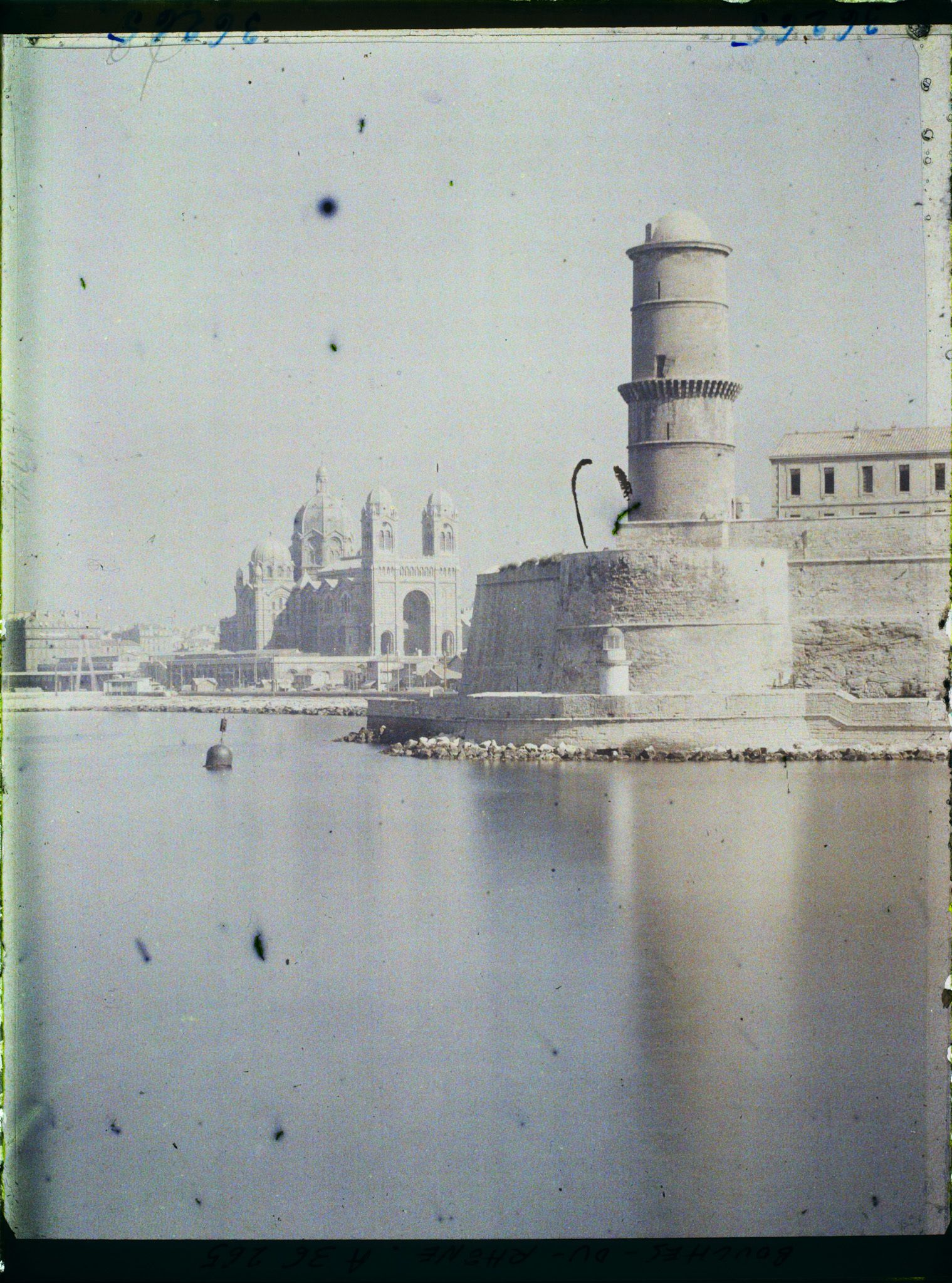 Image représentant La tour du fanal du fort Saint-Jean, avec la cathédrale vue prise depuis le vieux port pointe rouge