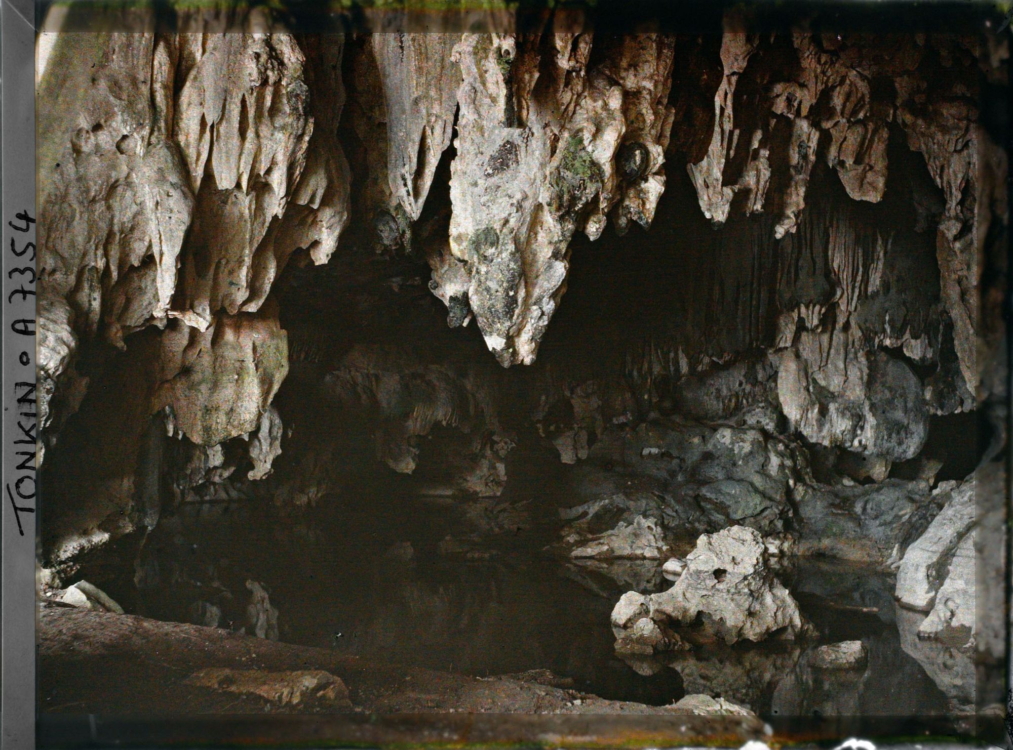 Image représentant L'intérieur de la petite grotte des Rochers de Ky-lu'a