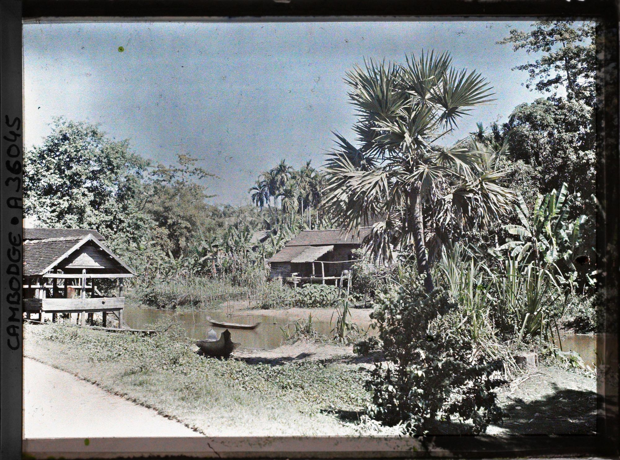 Image représentant Des habitations au bord du stu'ng Siem Reap, tournant le dos à la rivière pour se conformer à des données astrologiques
