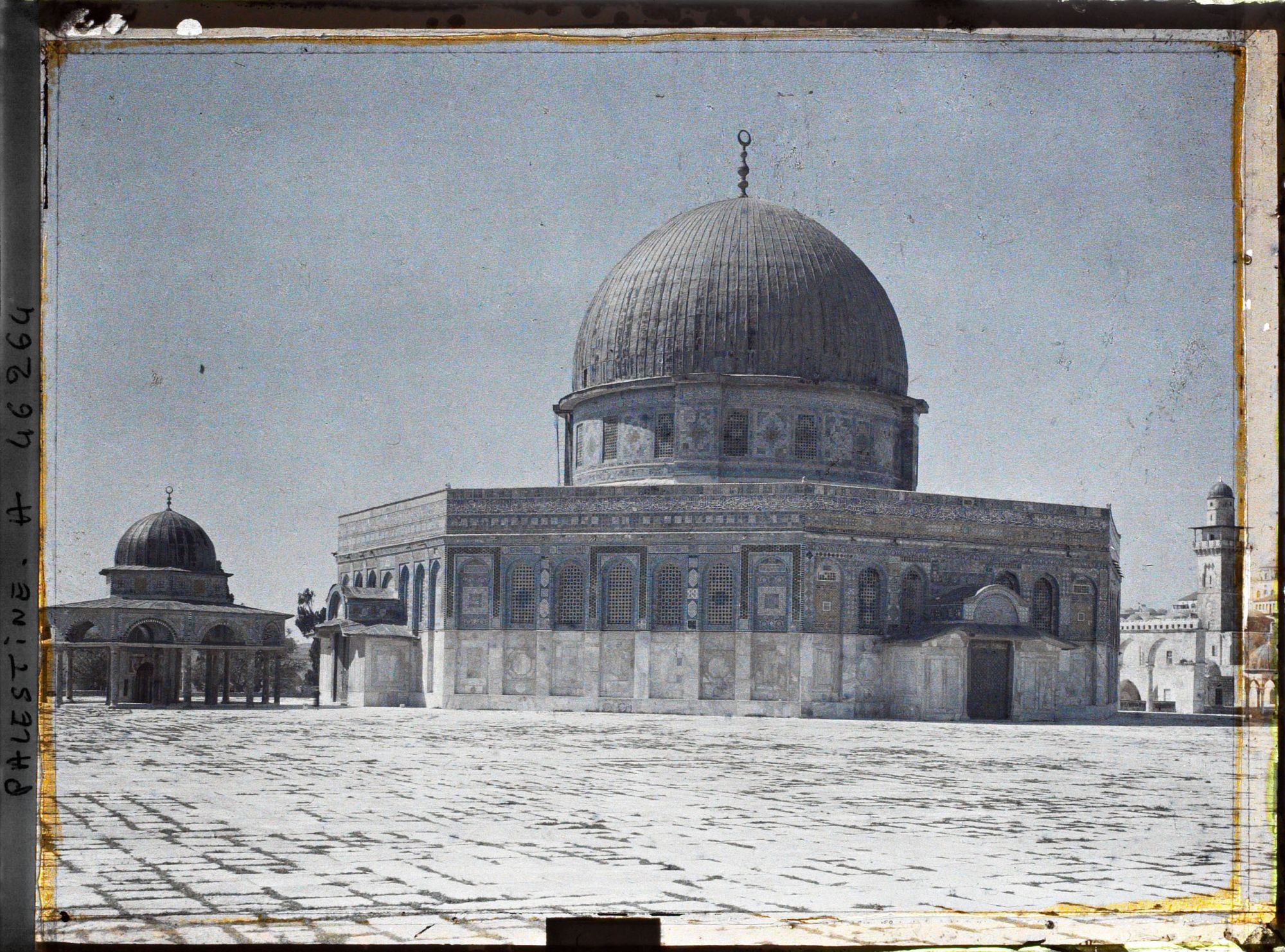 Image représentant Vue septentrionale du Dôme du Rocher (Qubbat al Sakhra) et du Dôme de la Chaîne (Qubbat al Silsileh)