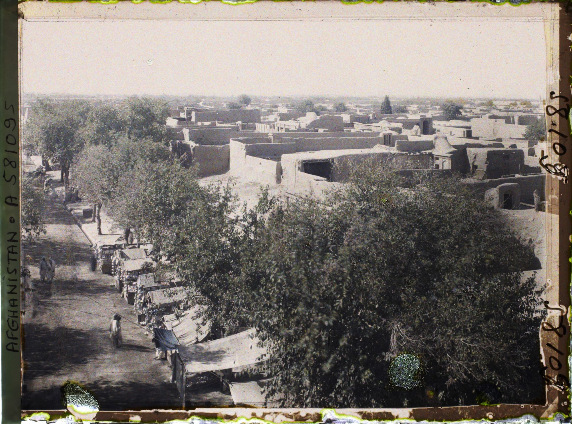 Image représentant Panorama sur une rue du bazar et les toits de la ville