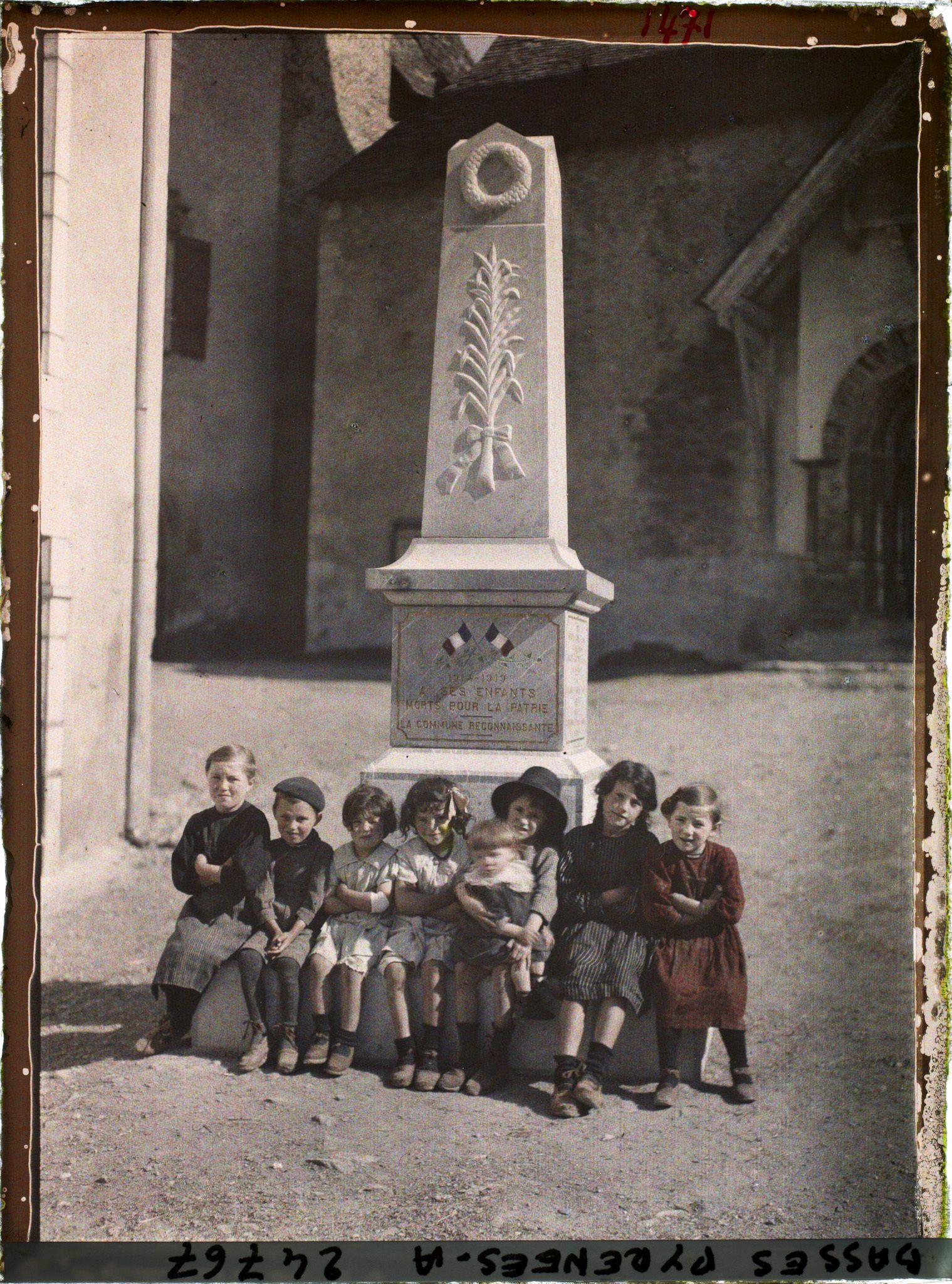 Image représentant France, Béost, Béost Les enfants du Village devant le Monument élevé en 1919 aux morts de la Guerre