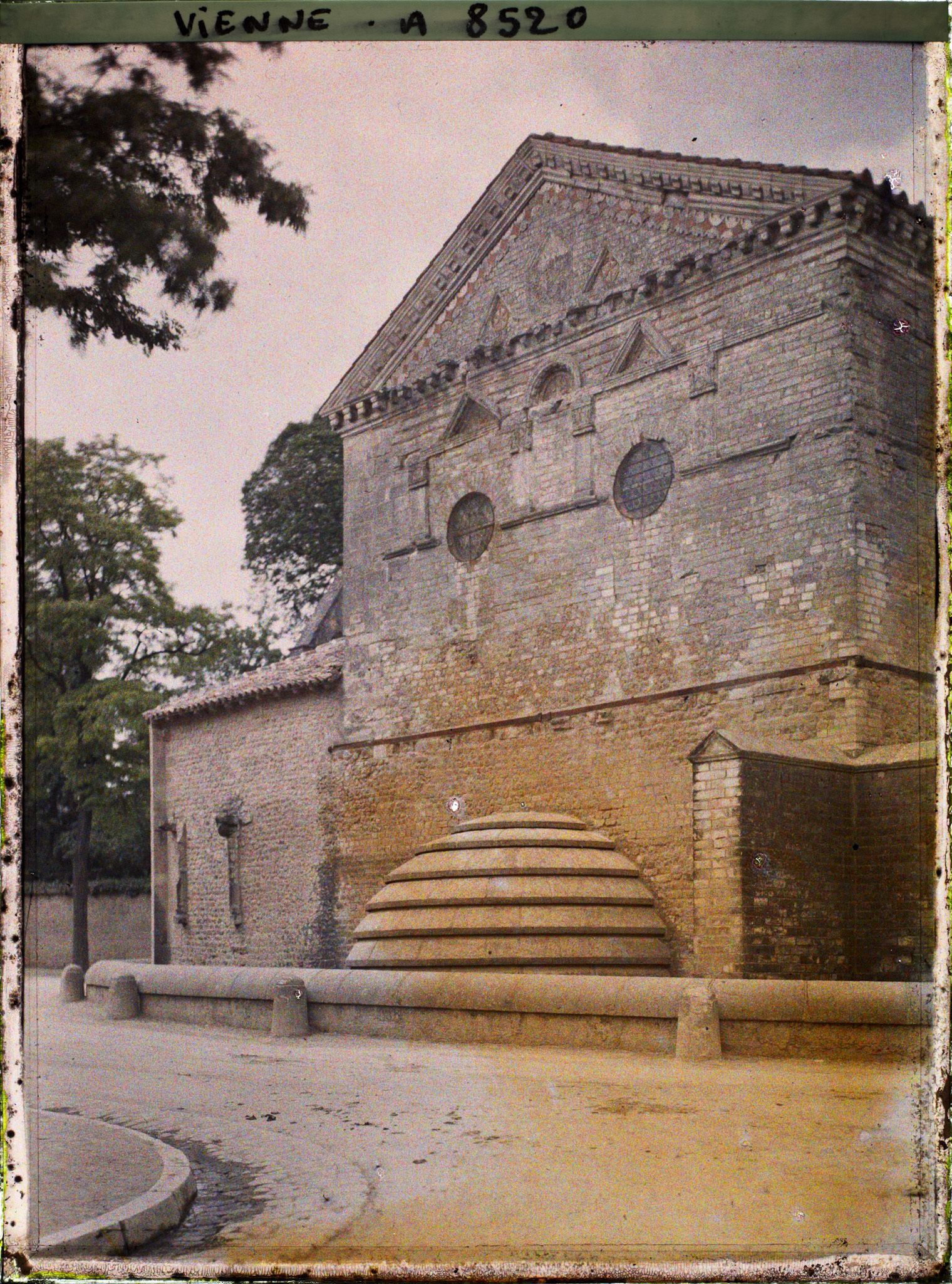 Image représentant La façade du baptistère Saint-Jean
