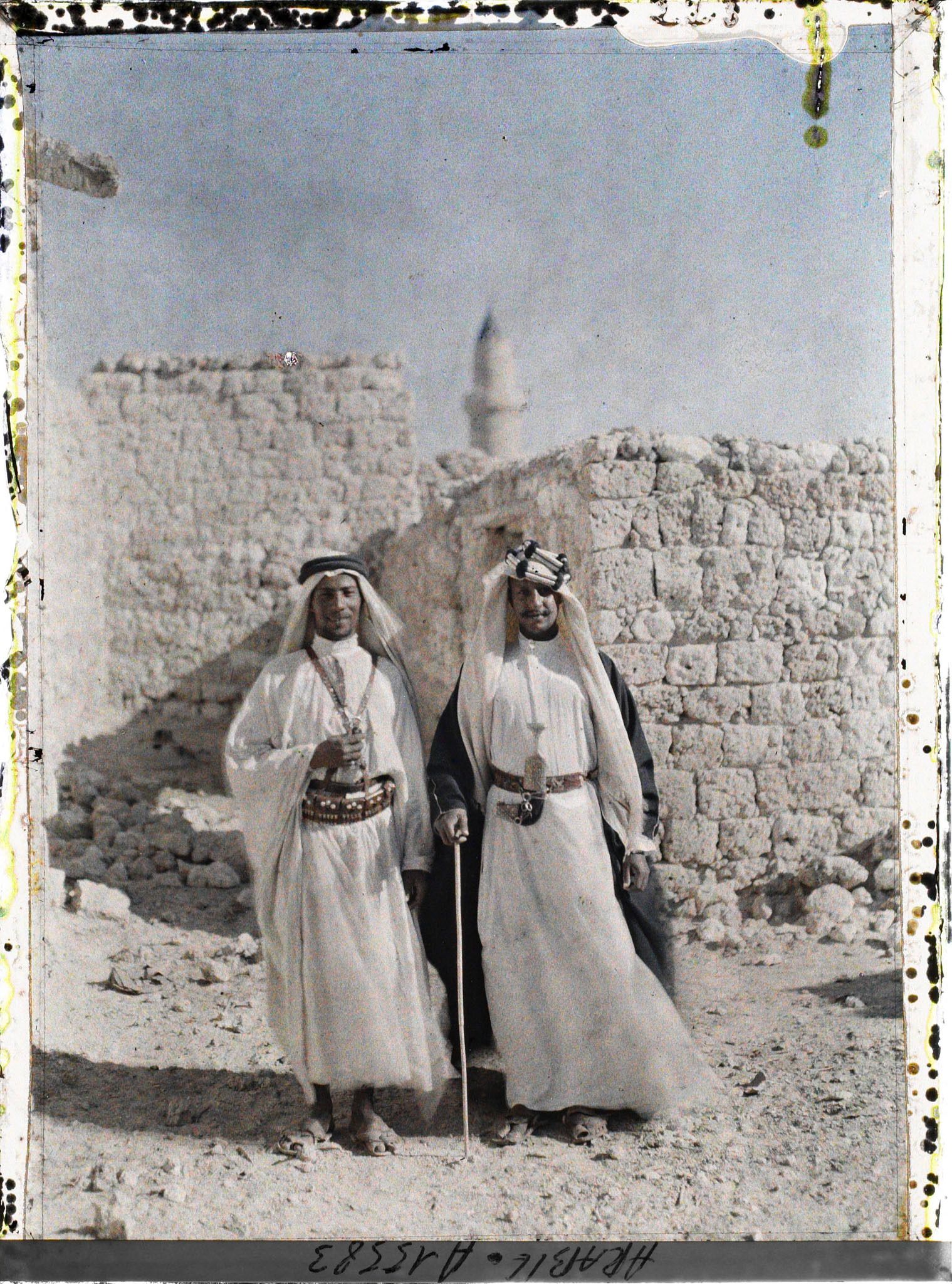 Image représentant Deux membres de l'élite locale