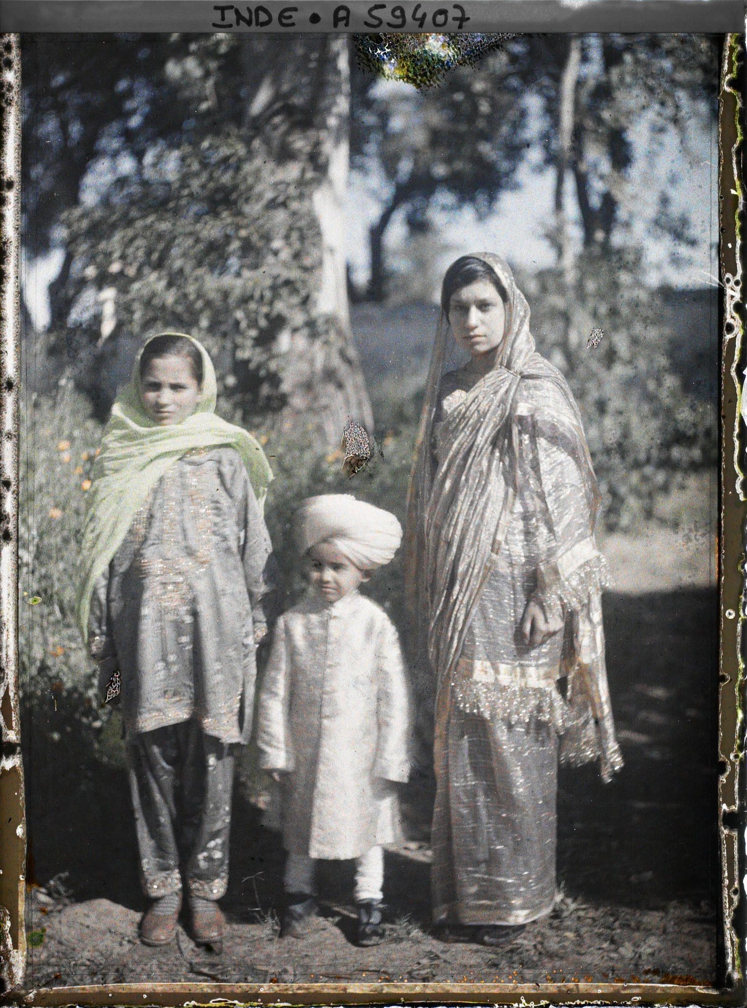 Image représentant Jeune fille, fillette et garçonnet du Punjab en tenue de fête, probablement enfants princiers pendant le jubilé célébrant les cinquante ans de règne du maharajah Jagatjit Singh