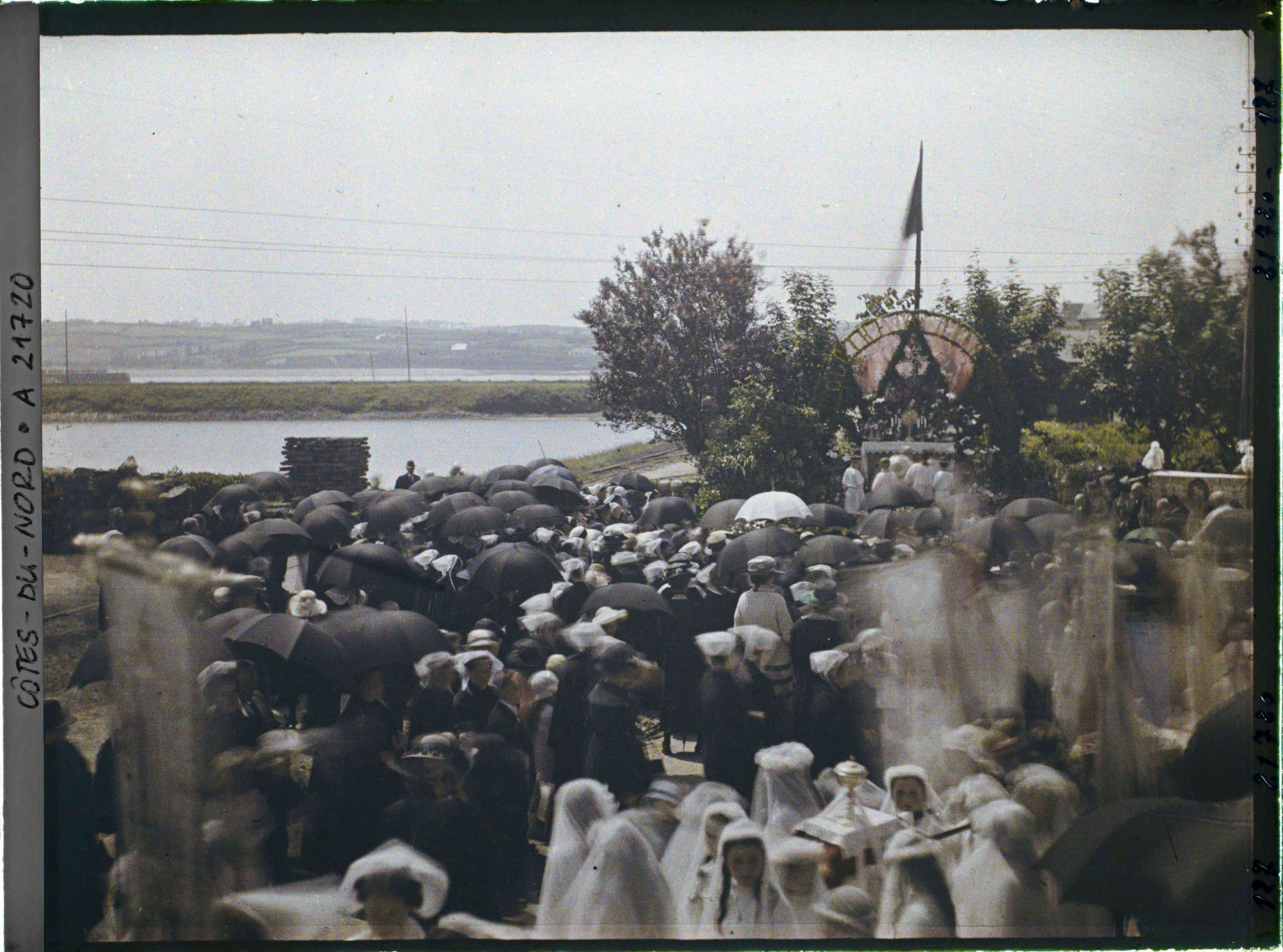 Image représentant La procession de la Fête-Dieu devant le reposoir de la rade de Perros-Guirec