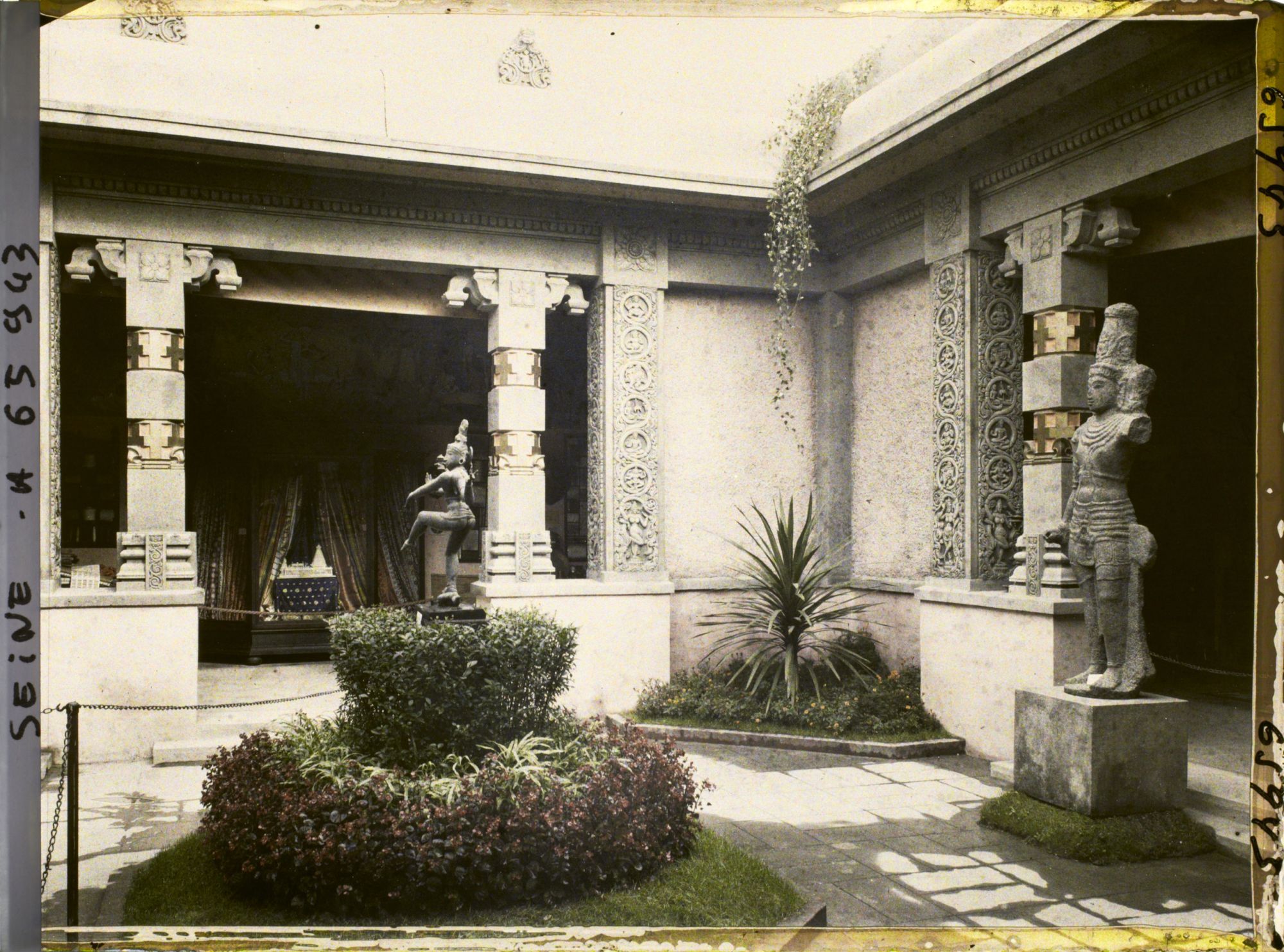 Image représentant L'Exposition Coloniale Internationale de 1931, la cour du pavillon des Indes françaises