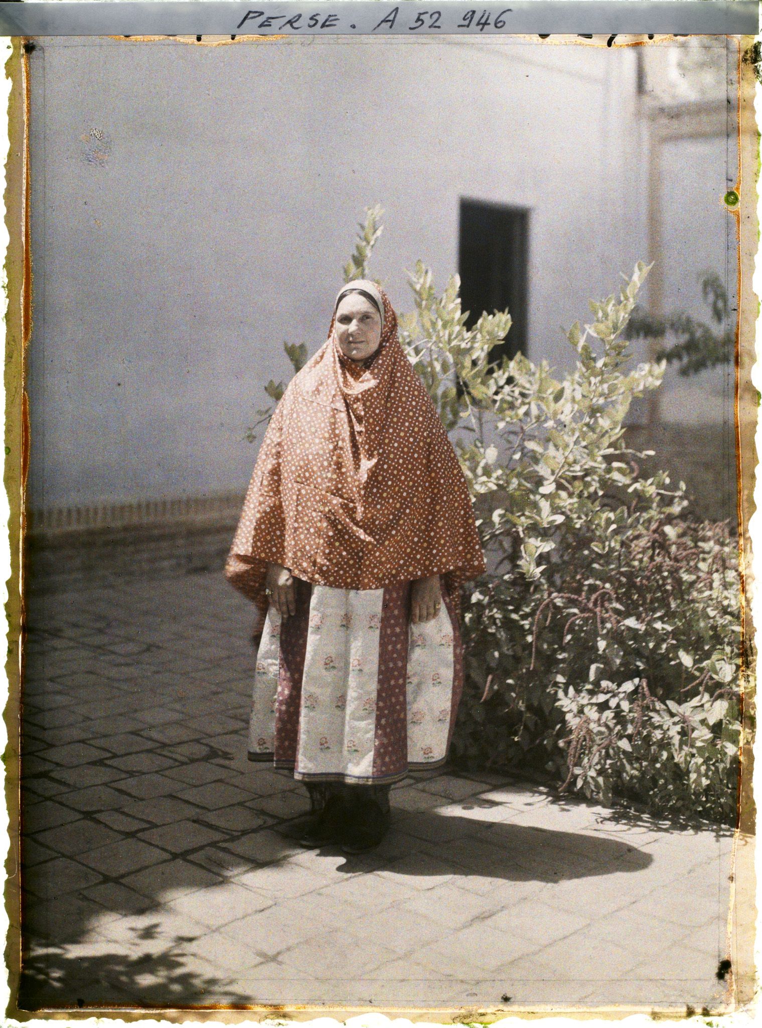 Image représentant Femme guèbre en costume (moderne ?)