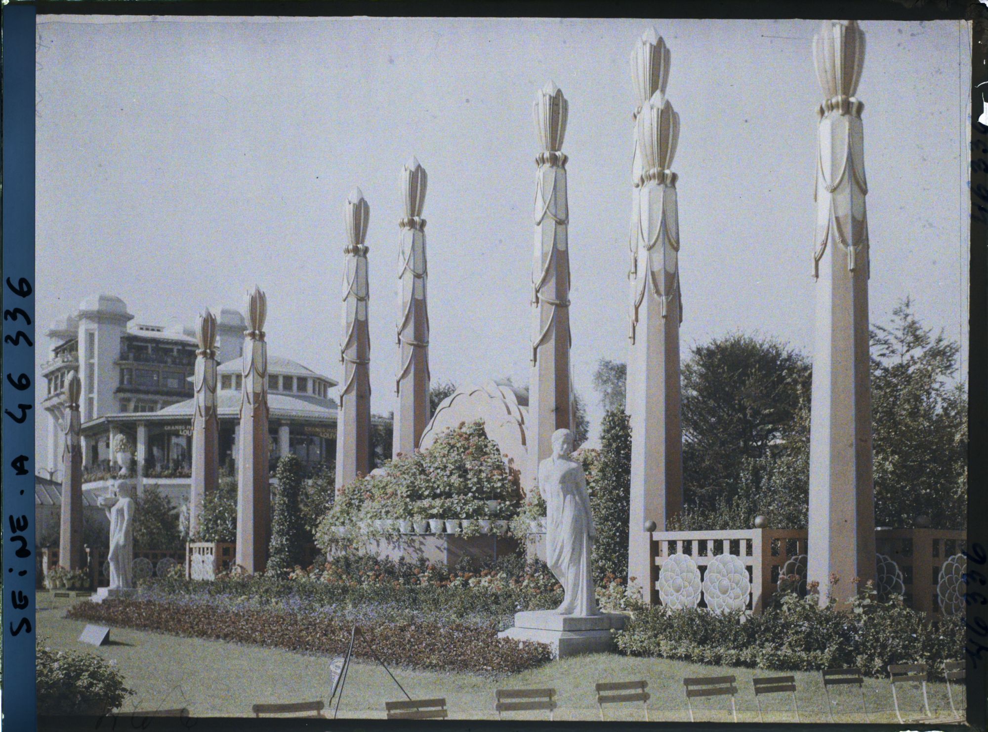 Image représentant L'exposition des arts décoratifs, Jardin de Jacques Lambert, sur la terrasse de la gare des Invalides