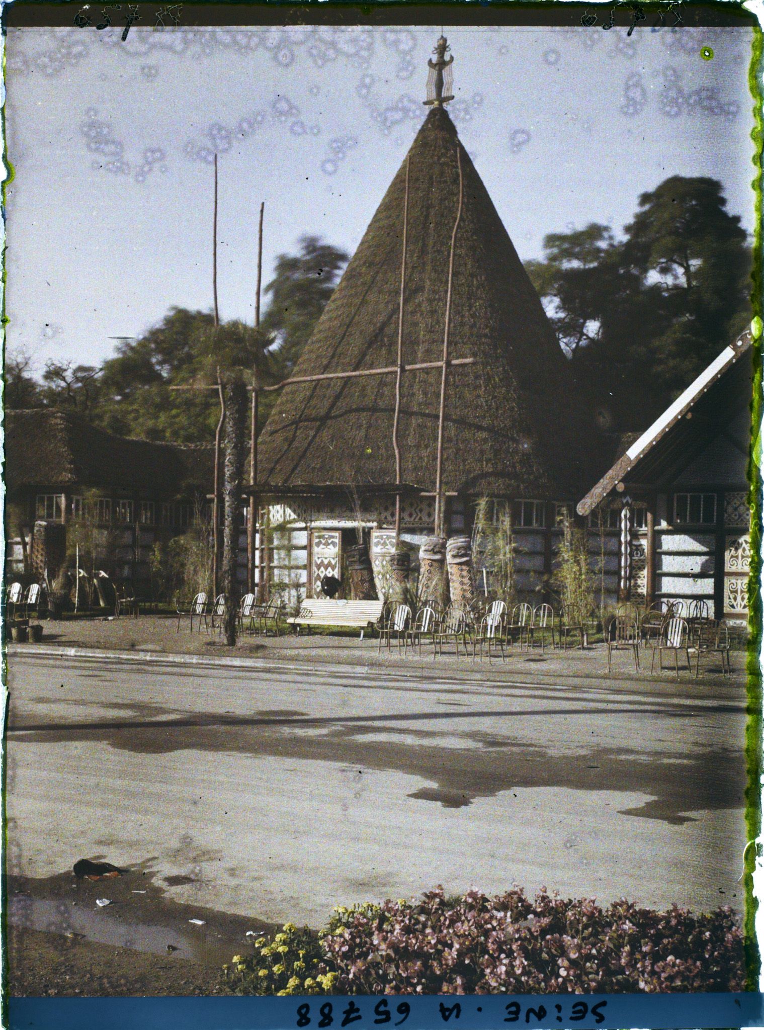 Image représentant L'Exposition Coloniale Internationale de 1931, les pavillons de la Nouvelle-Calédonie, une case kanake
