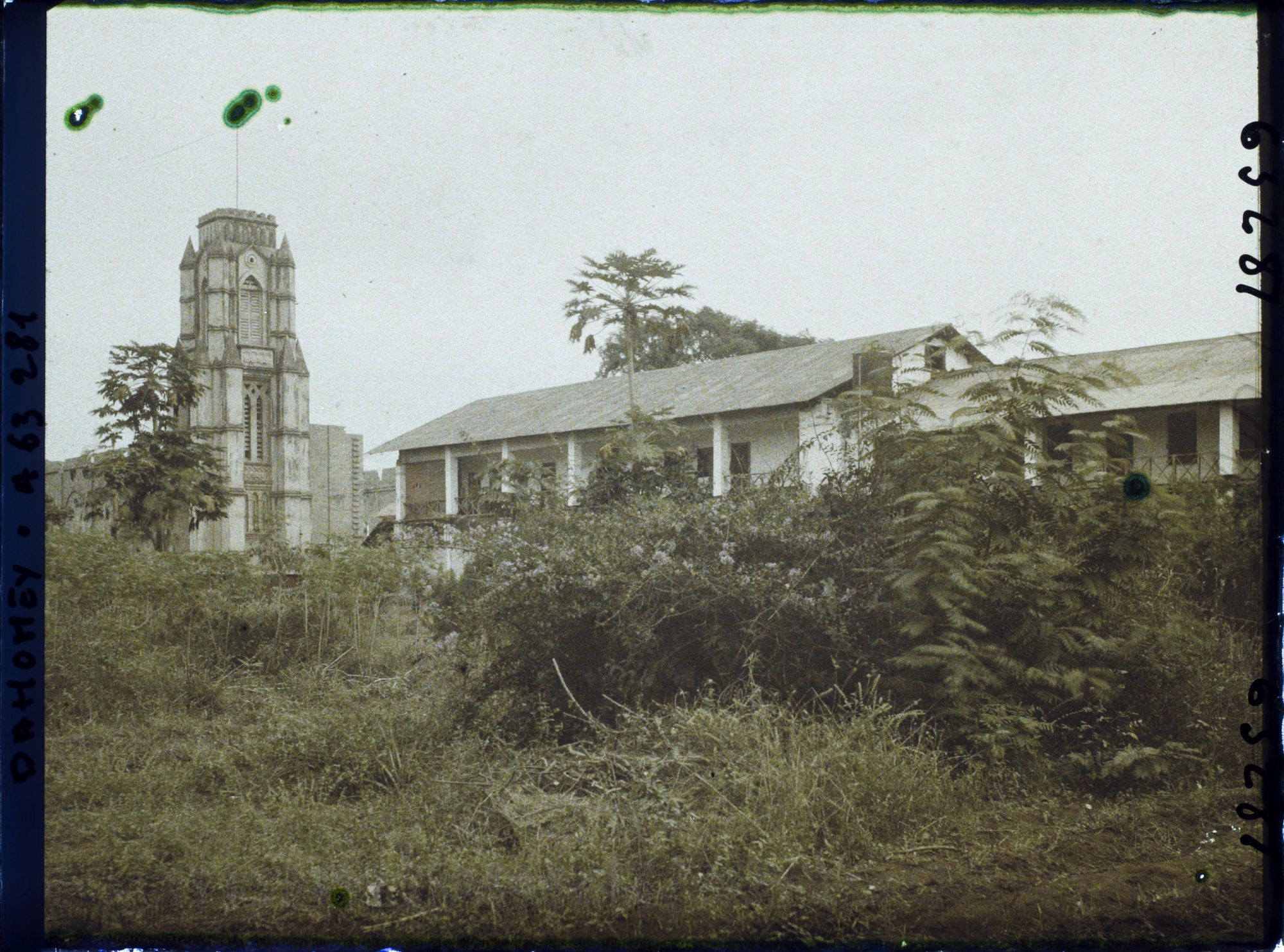 Image représentant Vue sur l'église et la mission catholique