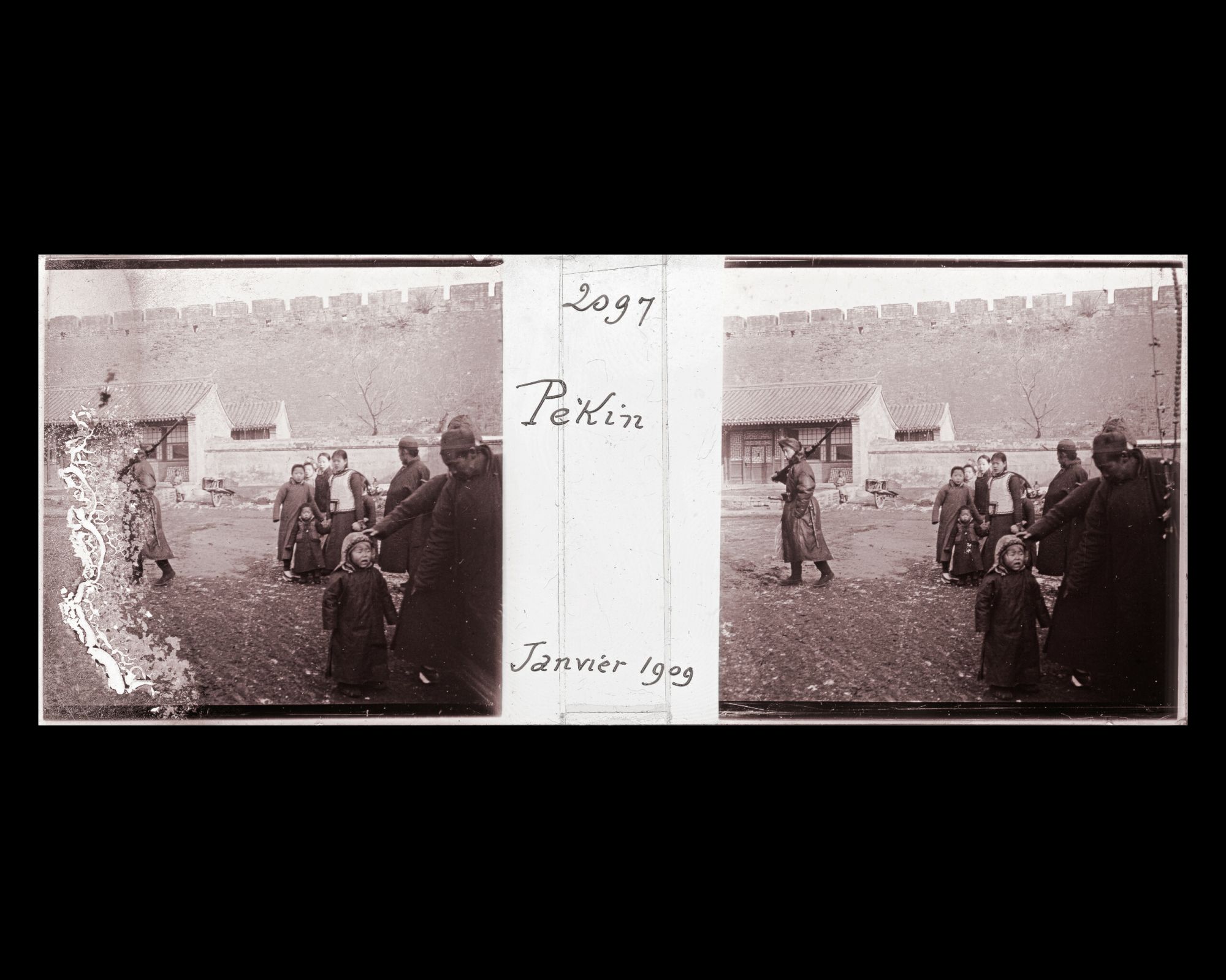 Image représentant Scène de rue sous les murs du bastion (wengcheng) de Xizhimen ("porte Droite de l'Ouest")