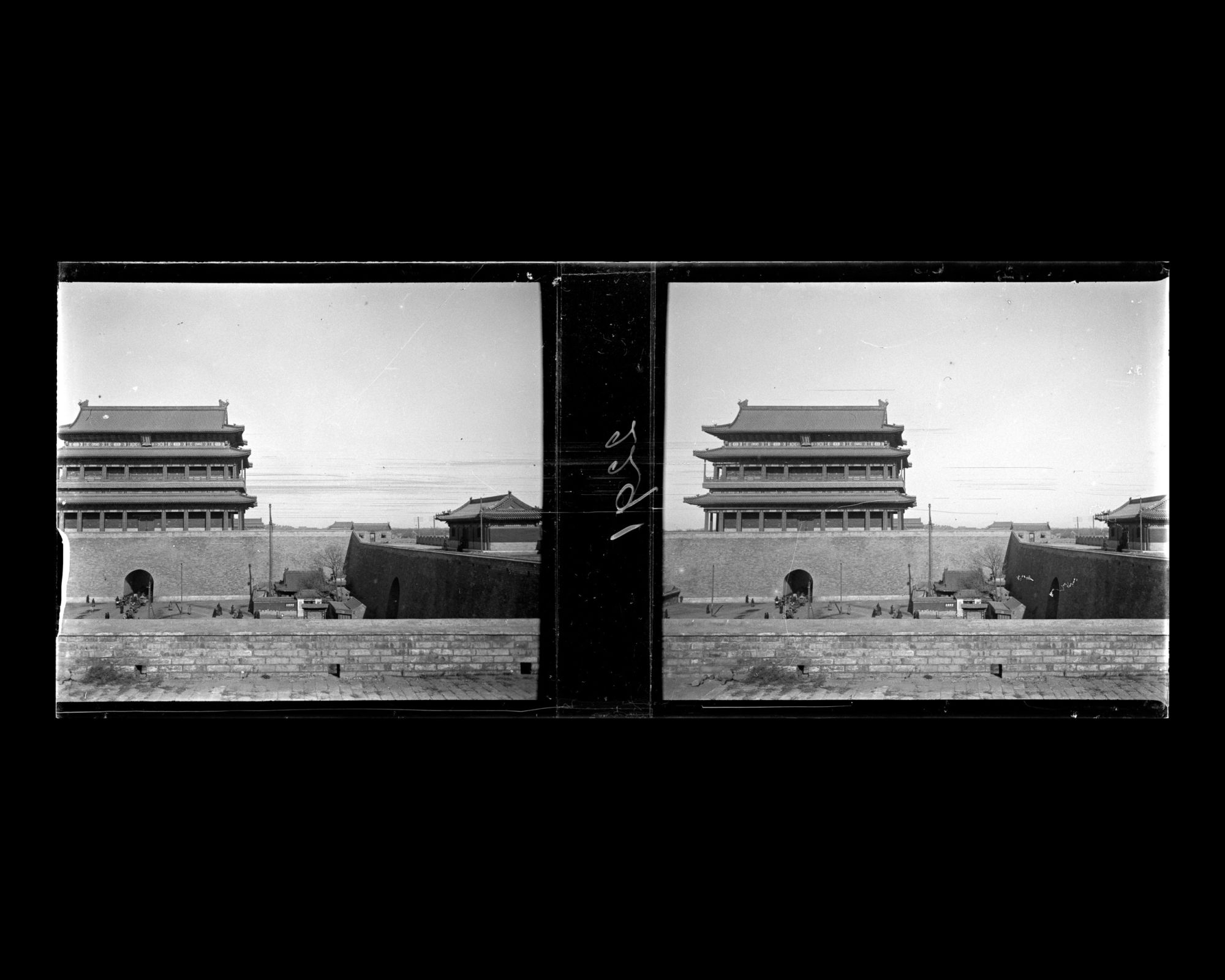 Image représentant Le bastion (wengcheng) et la façade sud du pavillon (chenglou) de Zhengyangmen ("porte Face au Midi"), appelée aussi Qianmen ("porte Antérieure") vus depuis le chemin de ronde