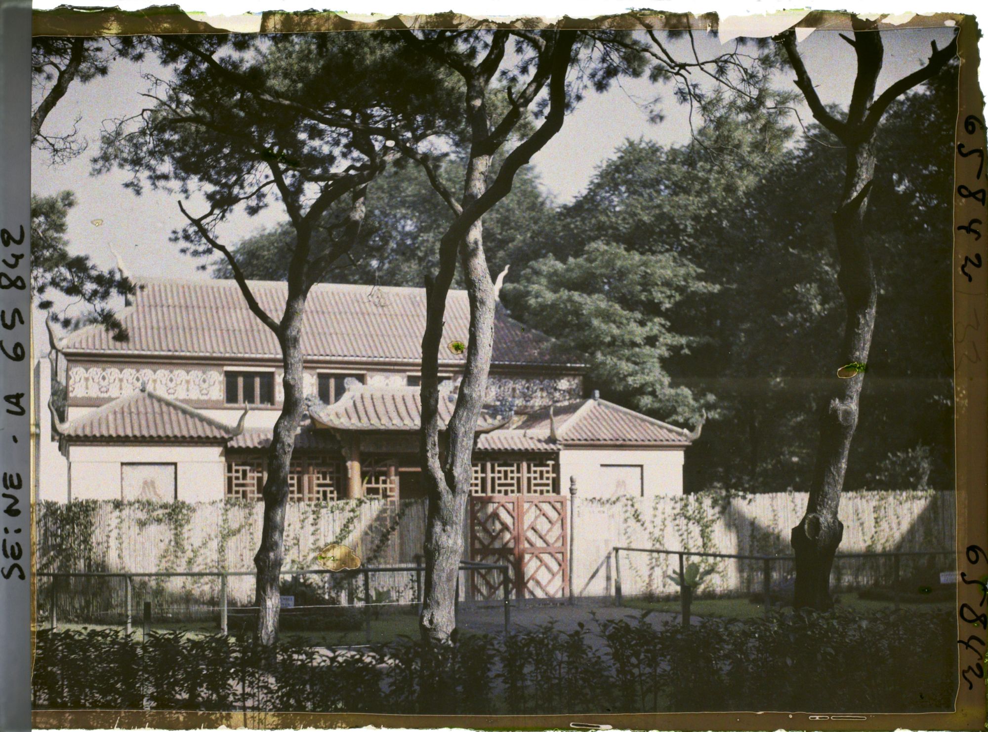 Image représentant L'Exposition Coloniale Internationale de 1931, le pavillon d'habitation des danseuses cambodgiennes