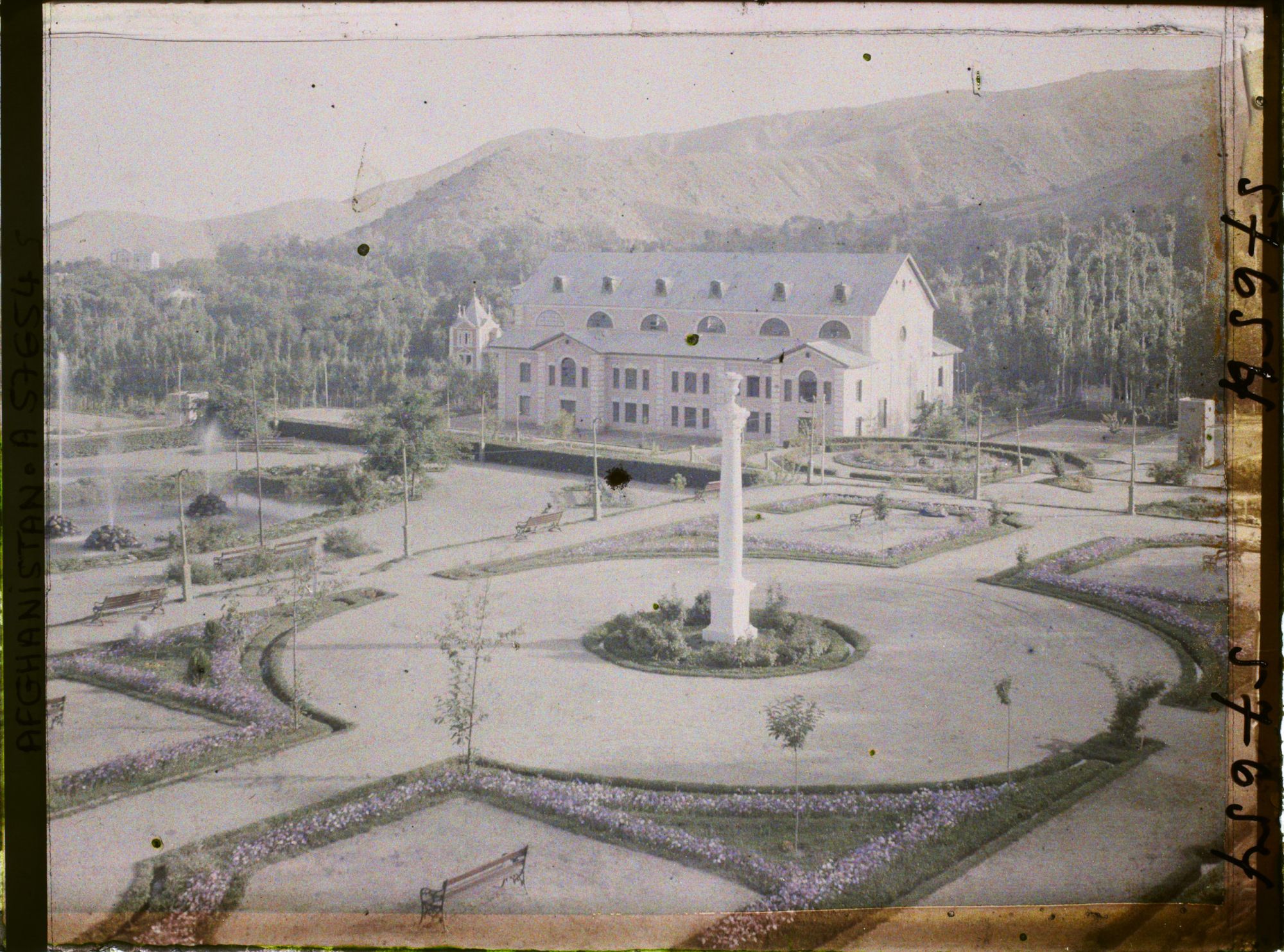 Image représentant Dans le Jardin public (Bâgh-e omumi), vue sur le jardin depuis la terrasse de la maison de thé