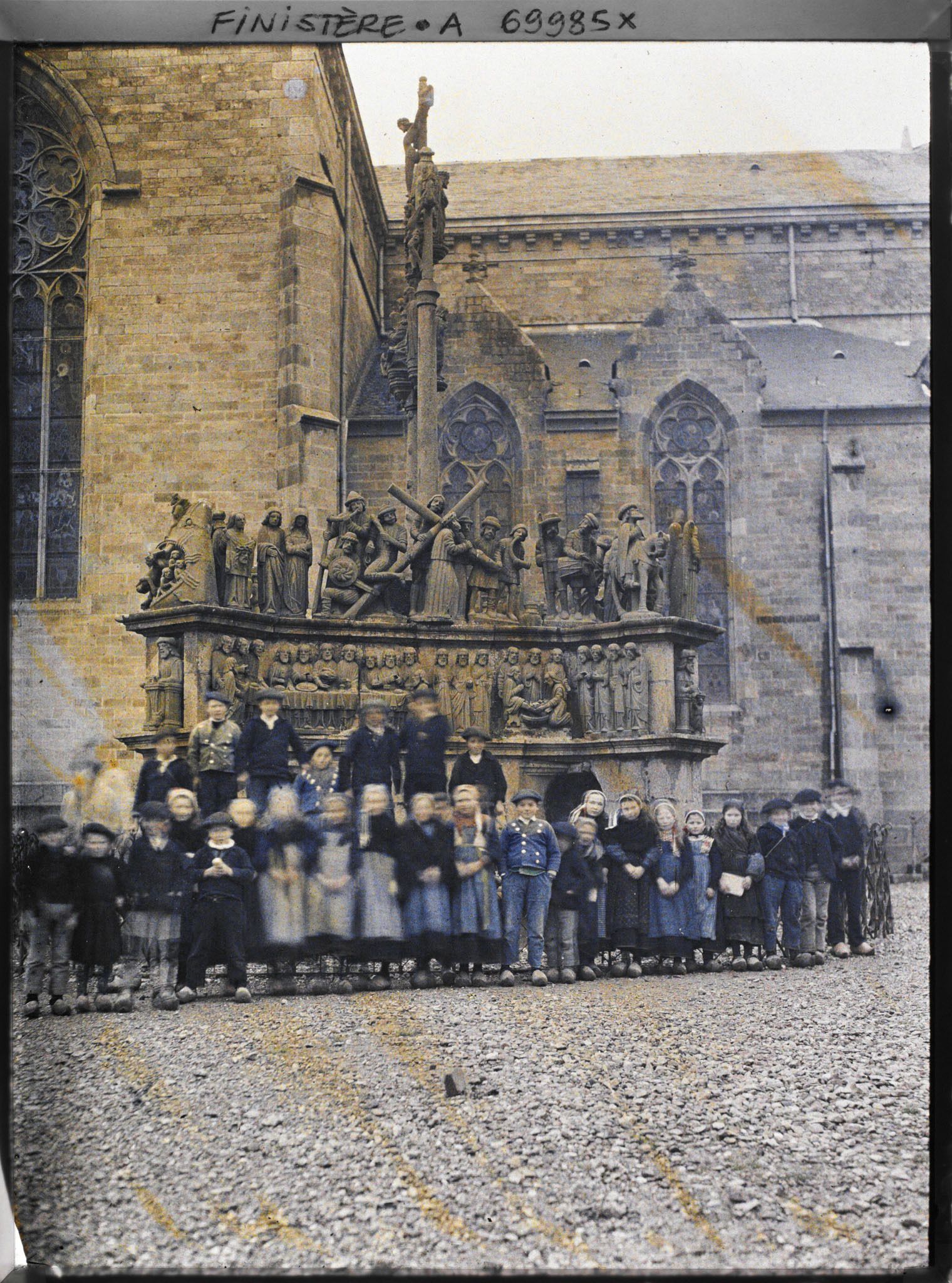 Image représentant Enfants posant devant le calvaire