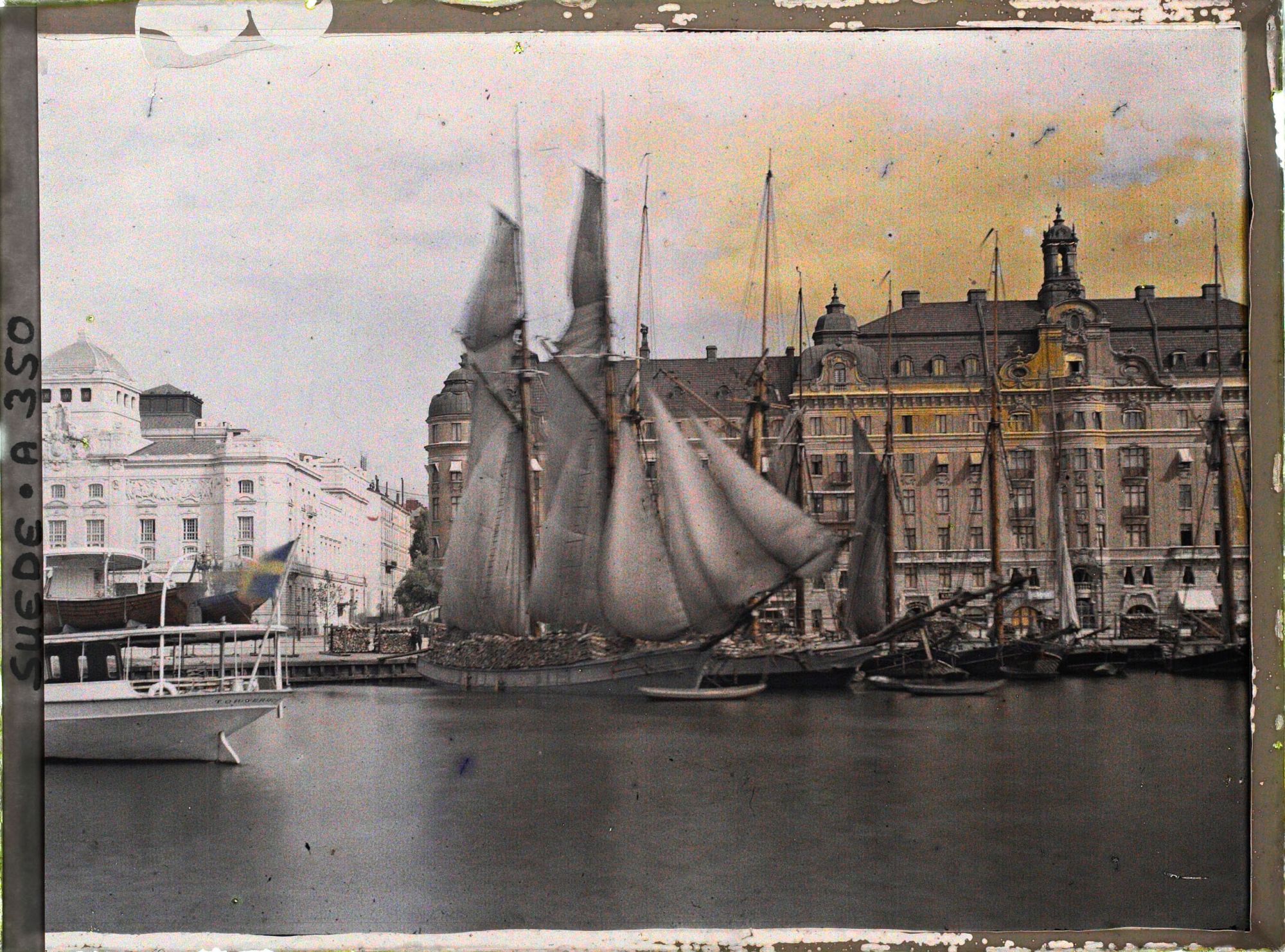 Image représentant Vue partielle du Kungliga Dramatiska Teatern depuis le bassin de Nybroviken