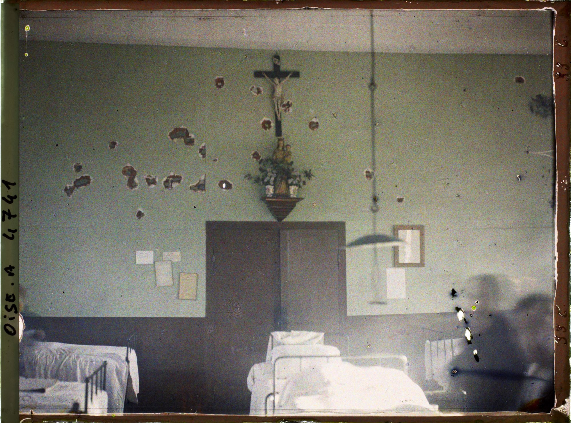 Image représentant Le mur d'une salle de l'hôpital avec les balles entourant la petite vierge