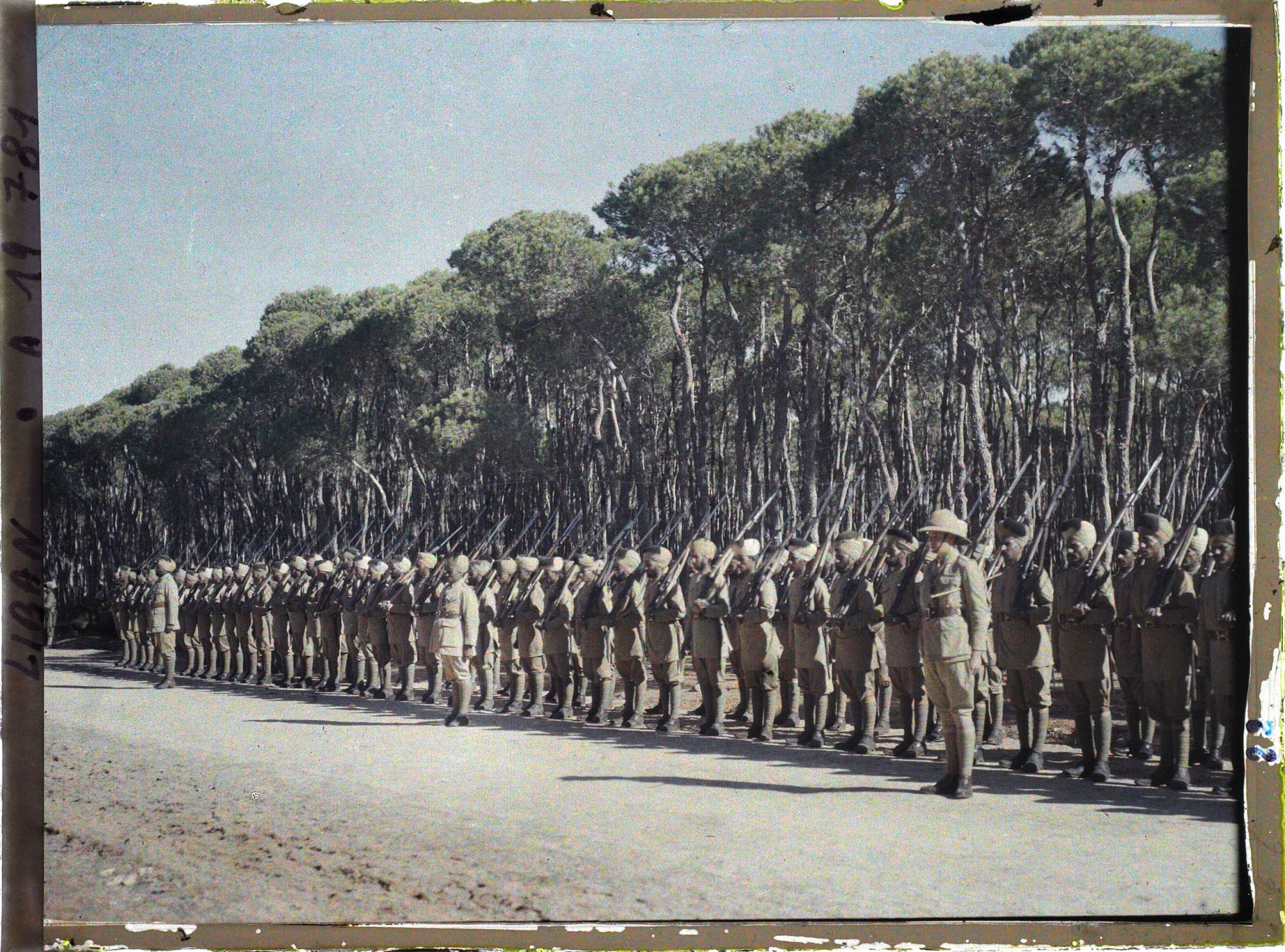 Image représentant Troupes indiennes de l'armée britannique alliée passées en revue dans le bois des Pins par le général Gouraud, haut-commissaire de la République française