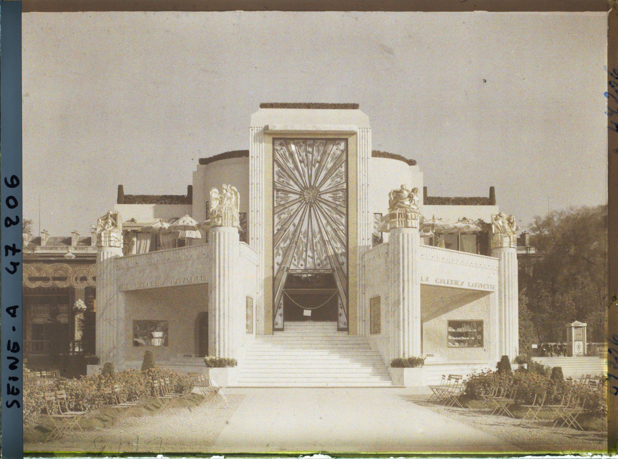 Image représentant L'Exposition des arts décoratifs, Galeries Lafayette - Pavillon La Maîtrise