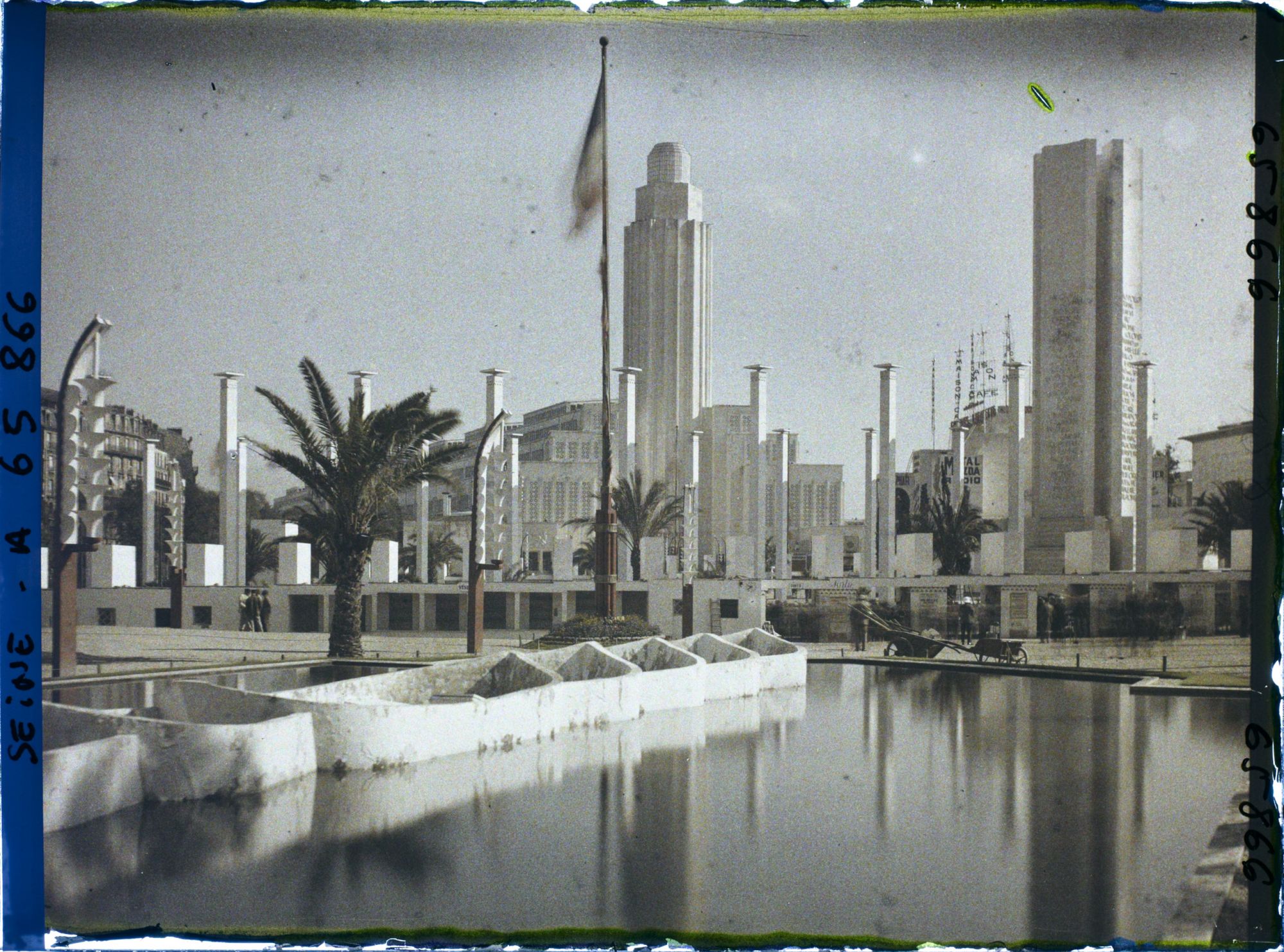 Image représentant L'Exposition Coloniale Internationale de 1931, l'entrée avec le palais des groupes industriels de la section métropolitaine et la fontaine de la porte d'honneur