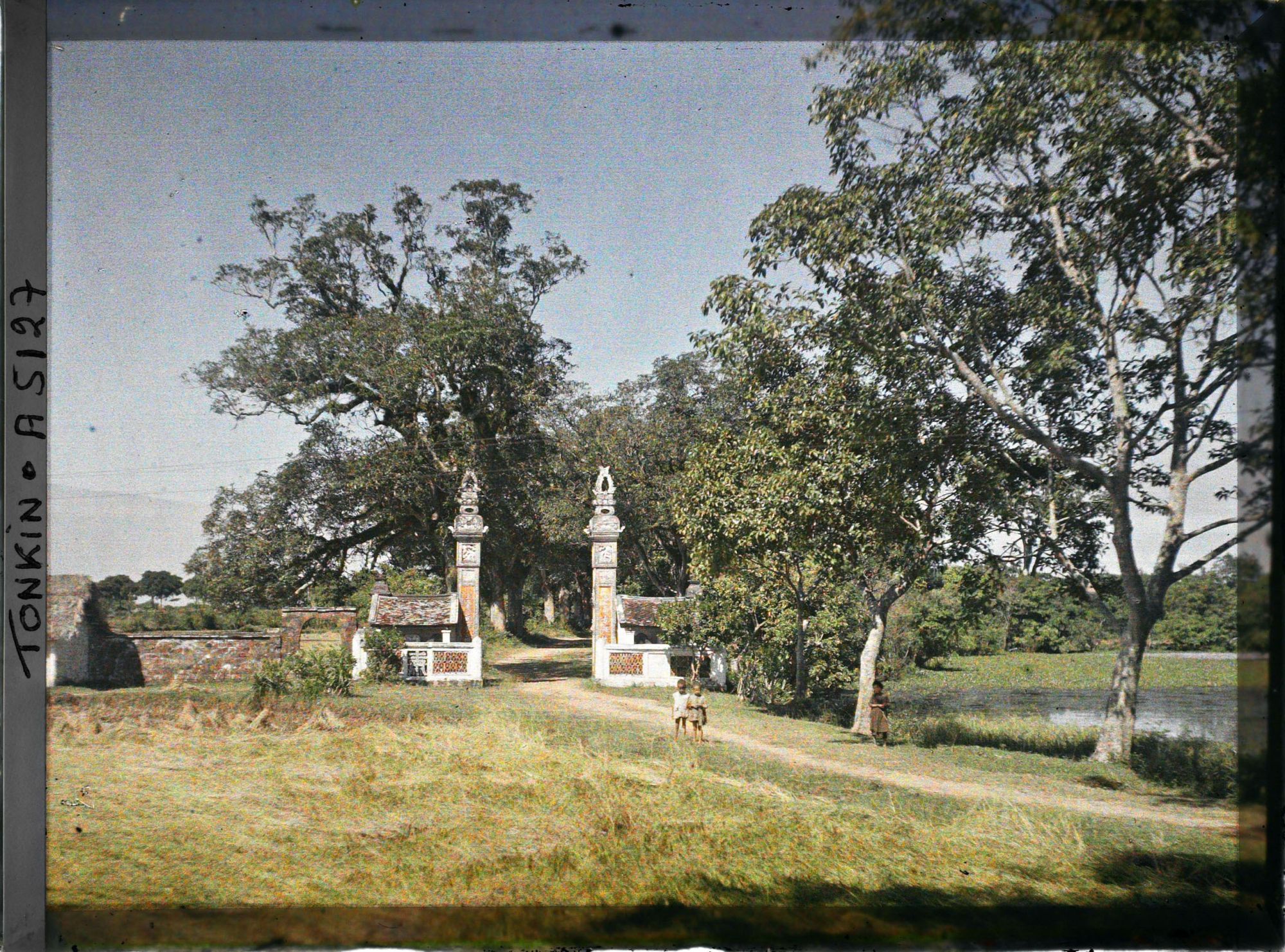 Image représentant Le paysage environnant l'entrée du temple de Linh-lang