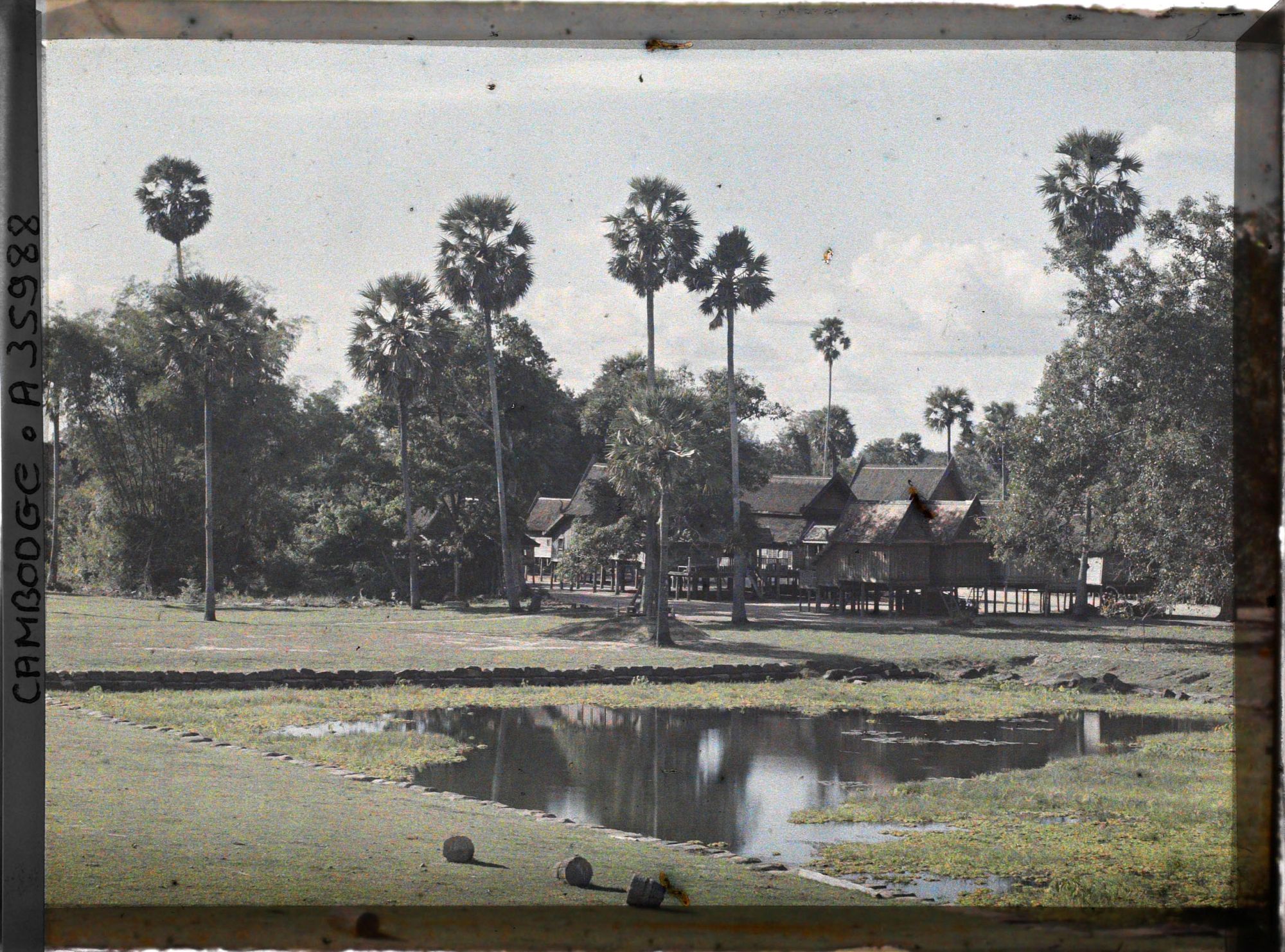 Image représentant Un édifice de la bonzerie, vu du bassin bordant le côté nord de la " grande chaussée "