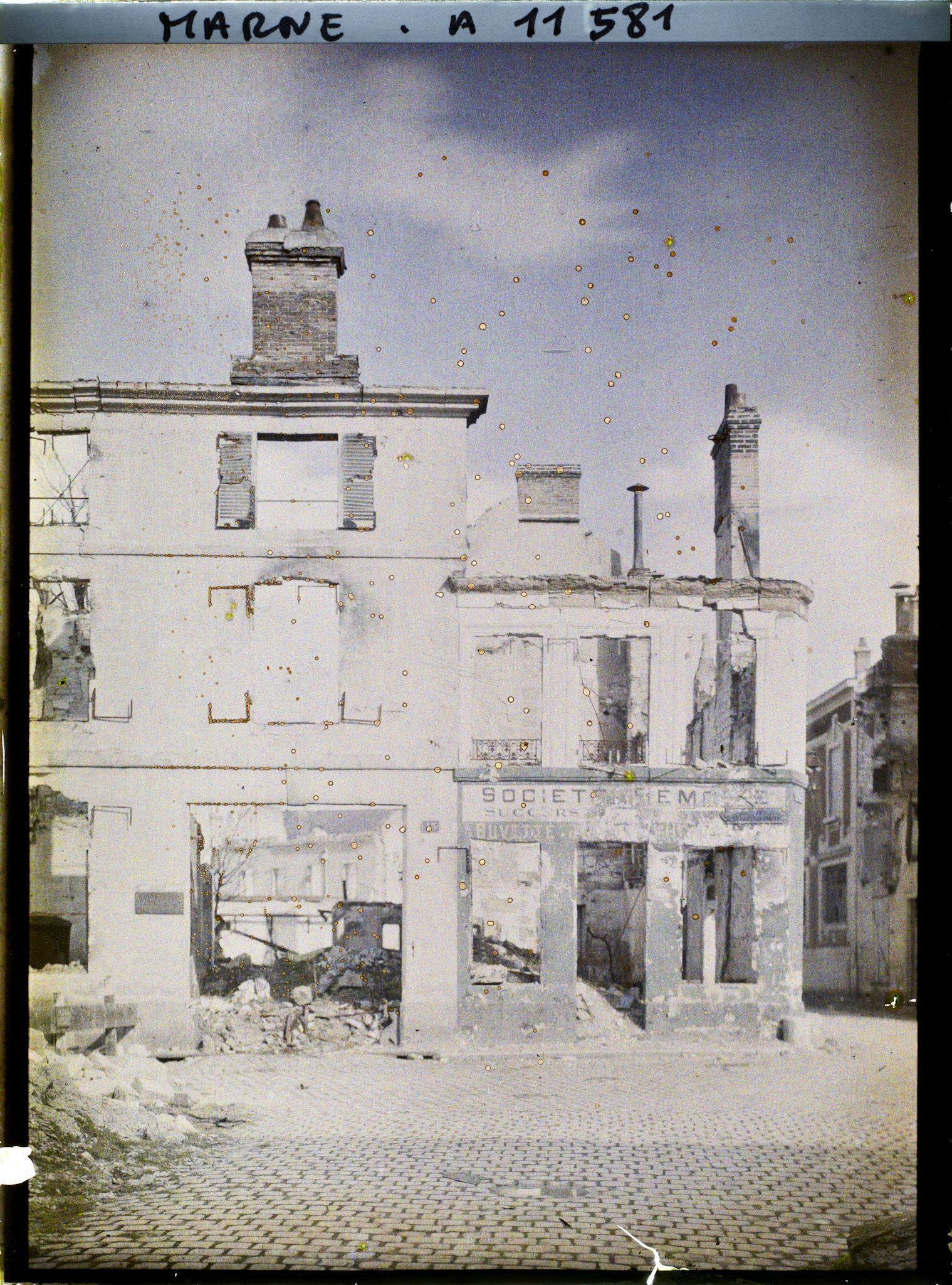 Image représentant Ruines à l'angle de la rue des Trois Raisinets et de la rue de l'Isle