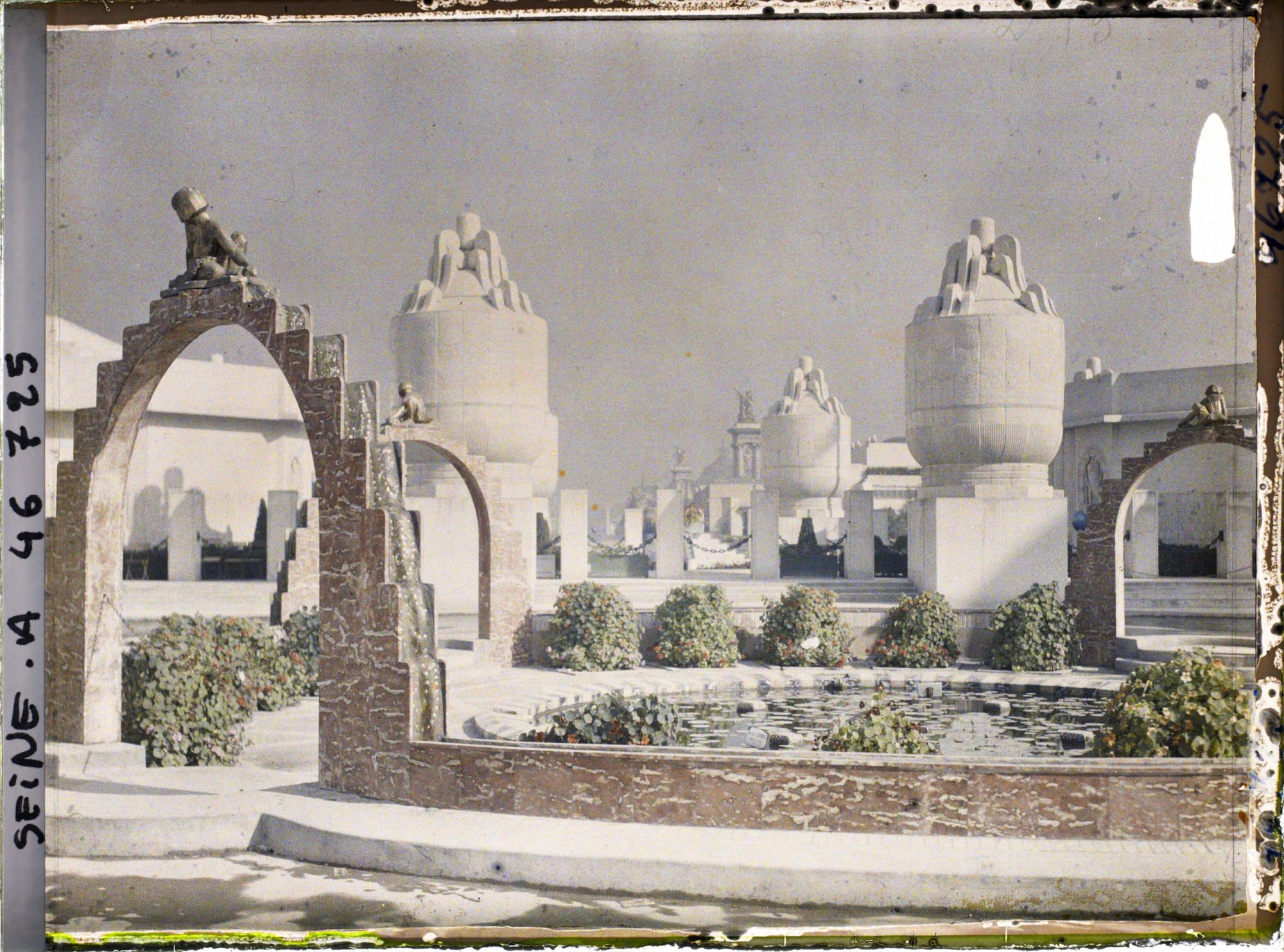 Image représentant L'exposition des arts décoratifs, le jardin de Laprade, esplanade des Invalides