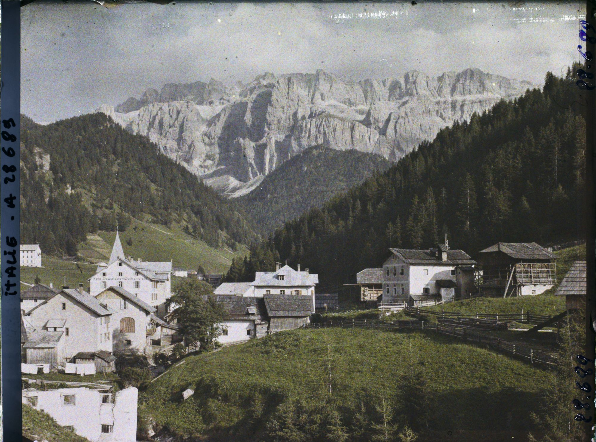 Image représentant La chaine de la Sella (Groupo di Sella ou Sellagruppe) depuis le village