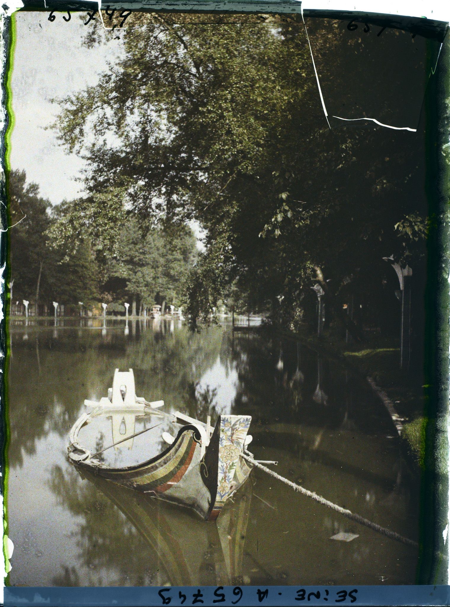 Image représentant L'Exposition Coloniale Internationale de 1931, pirogue sur le lac Daumesnil