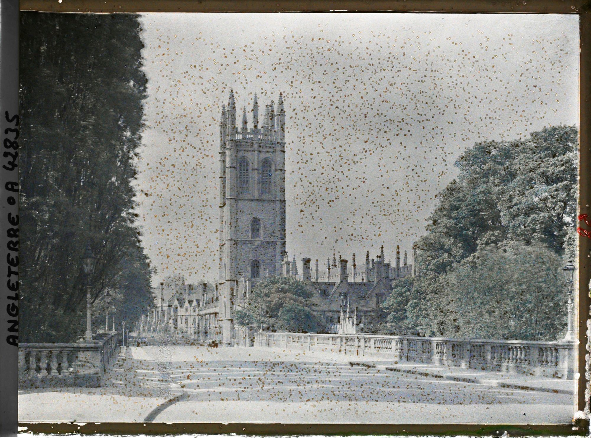 Image représentant La tour du Magdalen College sur High street, vue depuis le pont