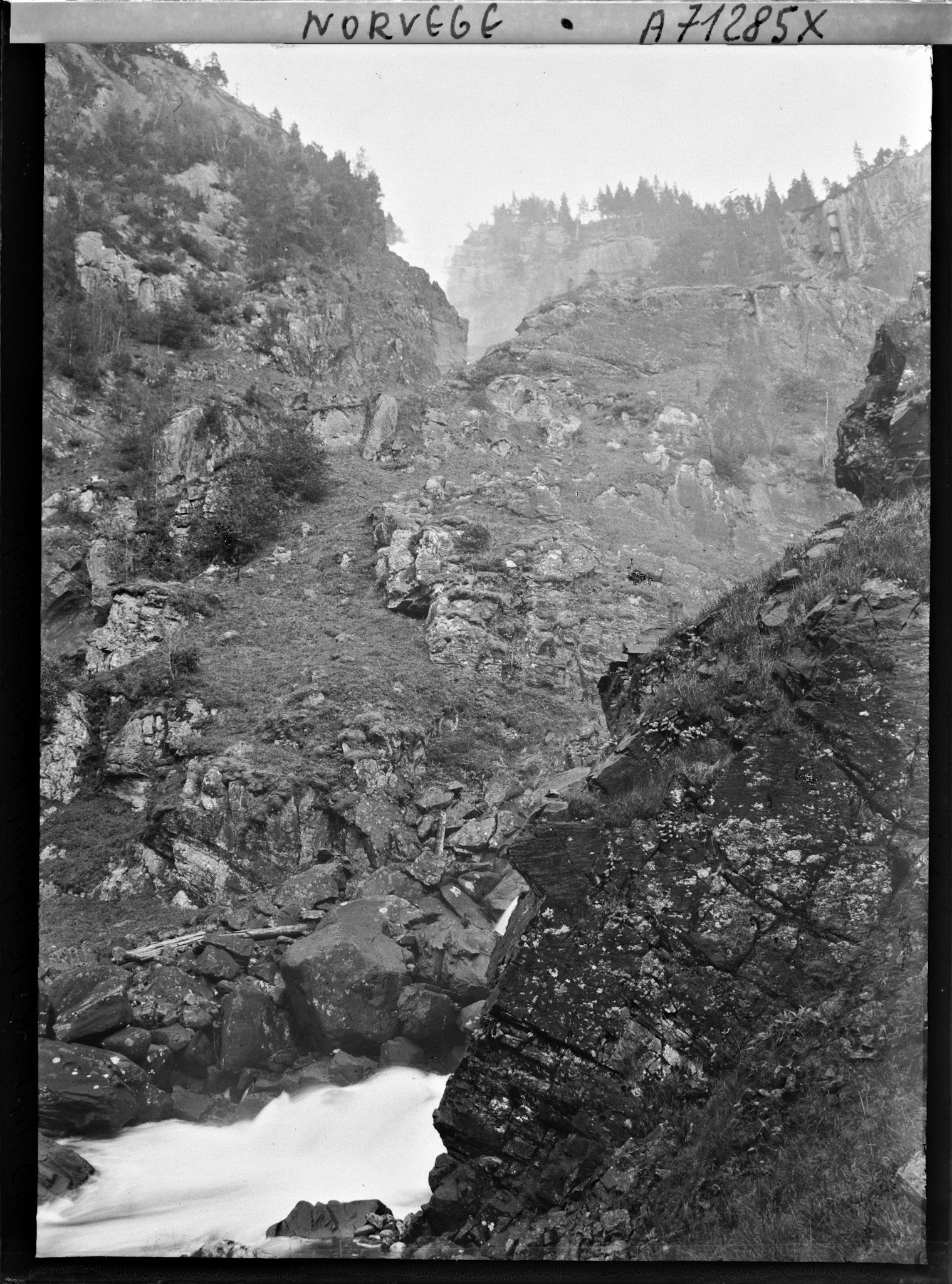 Image représentant Près de la cascade ?