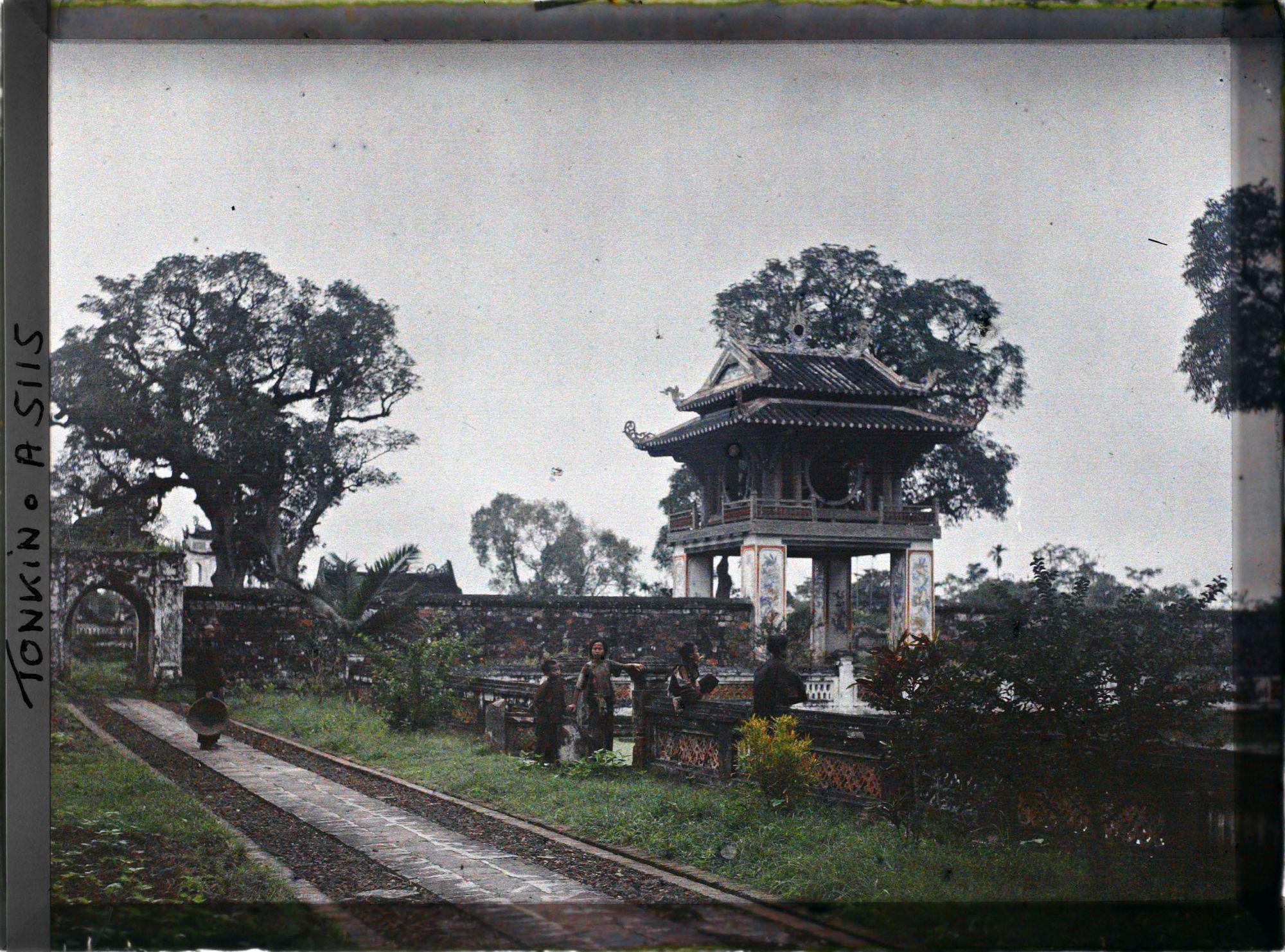 Image représentant La troisième cour du Van-mieu, temple confucéen de la " Culture littéraire ", dans le quartier de la Citadelle (route de Sinh-tu)