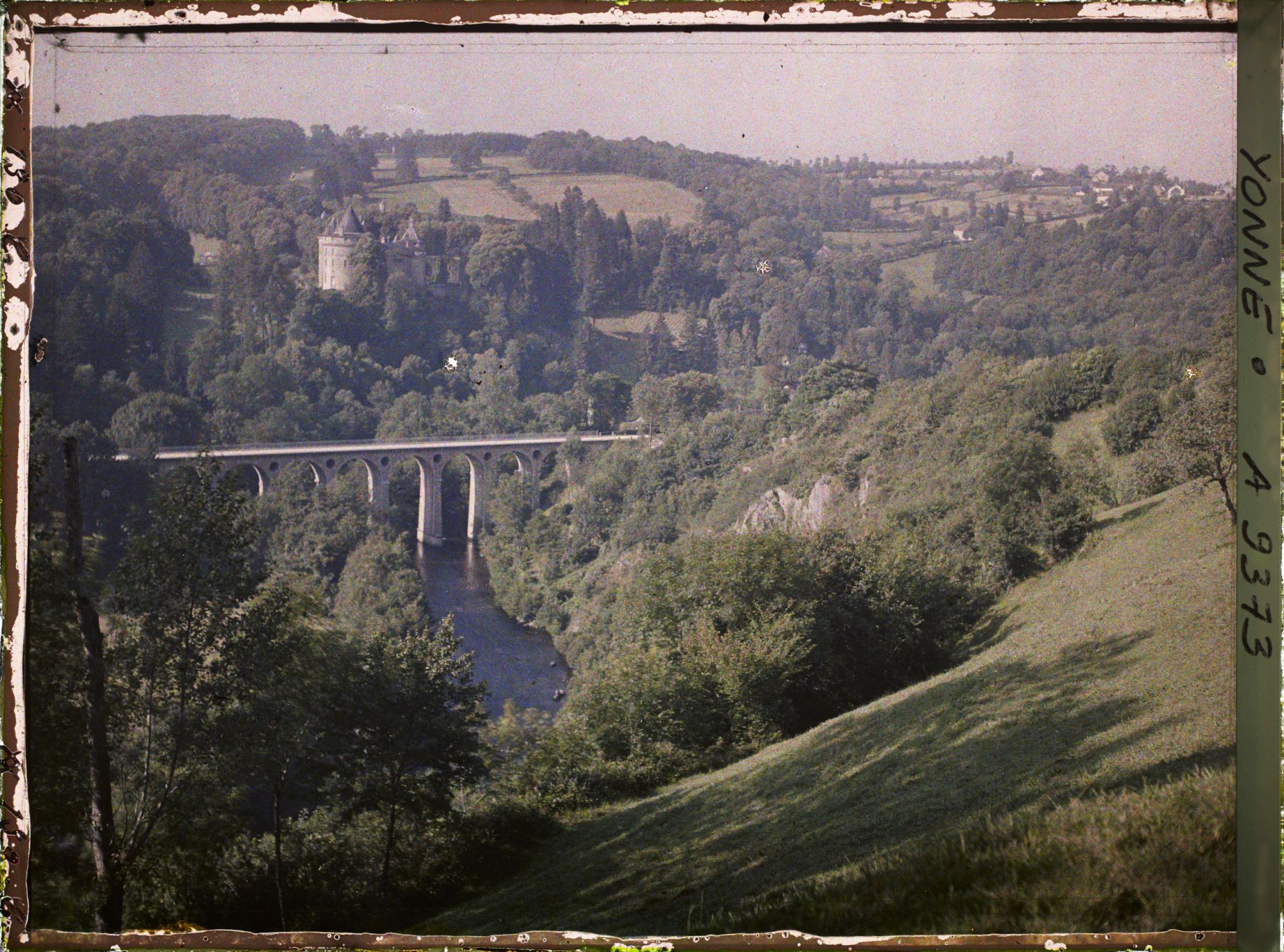 Image représentant Le Château de Chastellux sur les bords de la Cure avec le Viaduc au premier plan