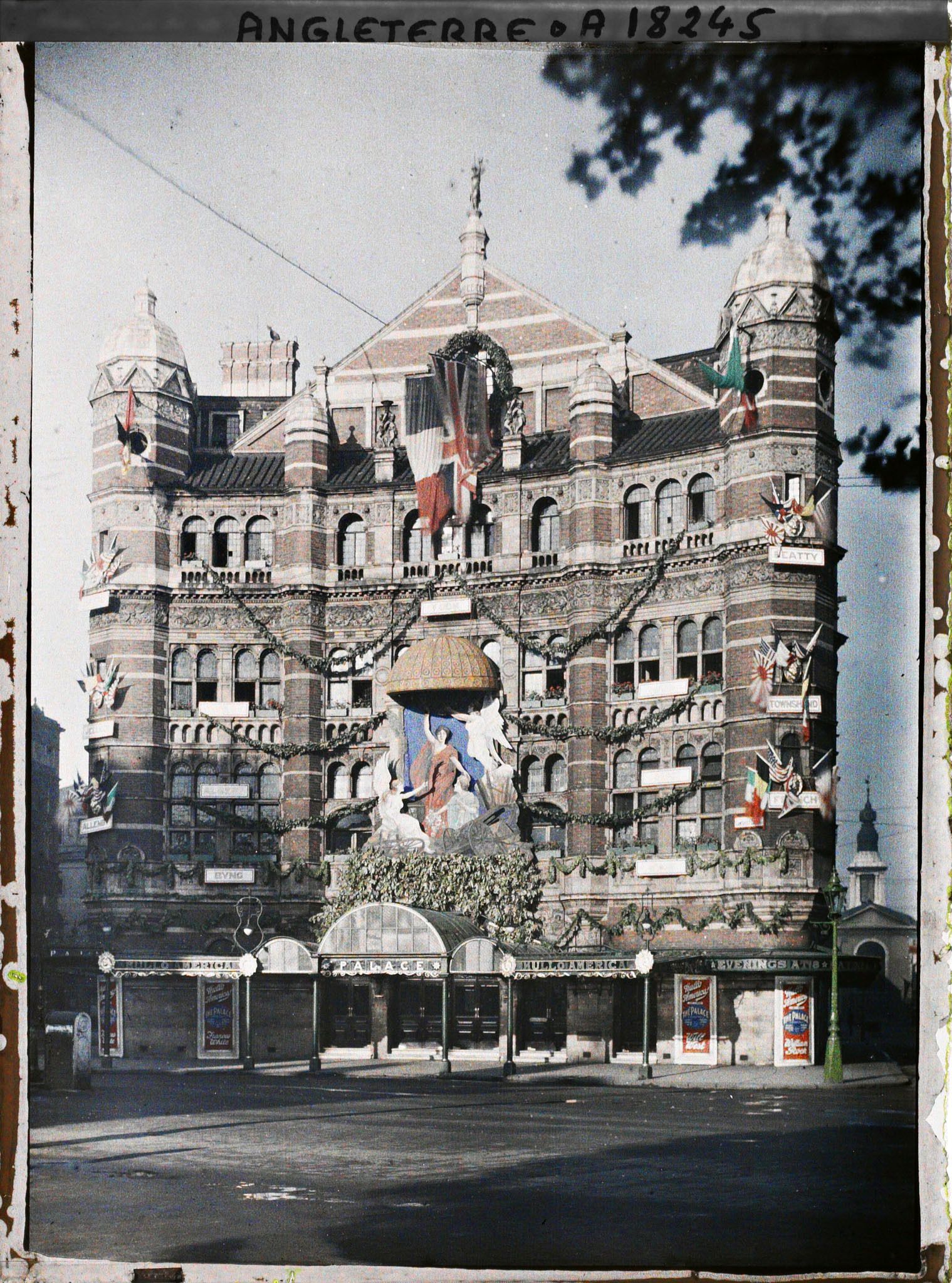 Image représentant Le Palace Theater sur Cambridge Circus, entre Shaftesbury avenue et Romily street