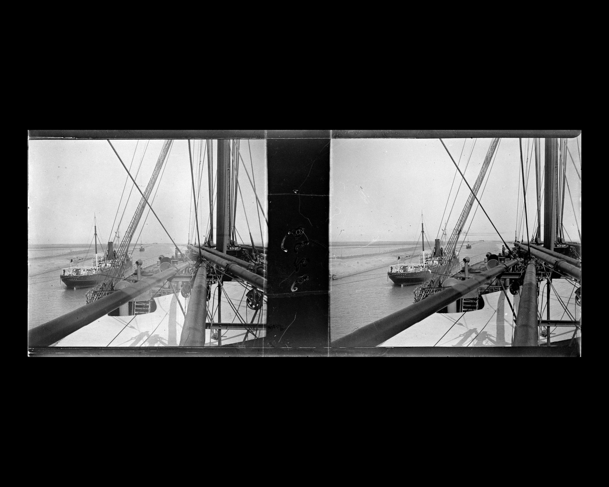 Image représentant le Lützow croise des bateaux sur le canal de Suez