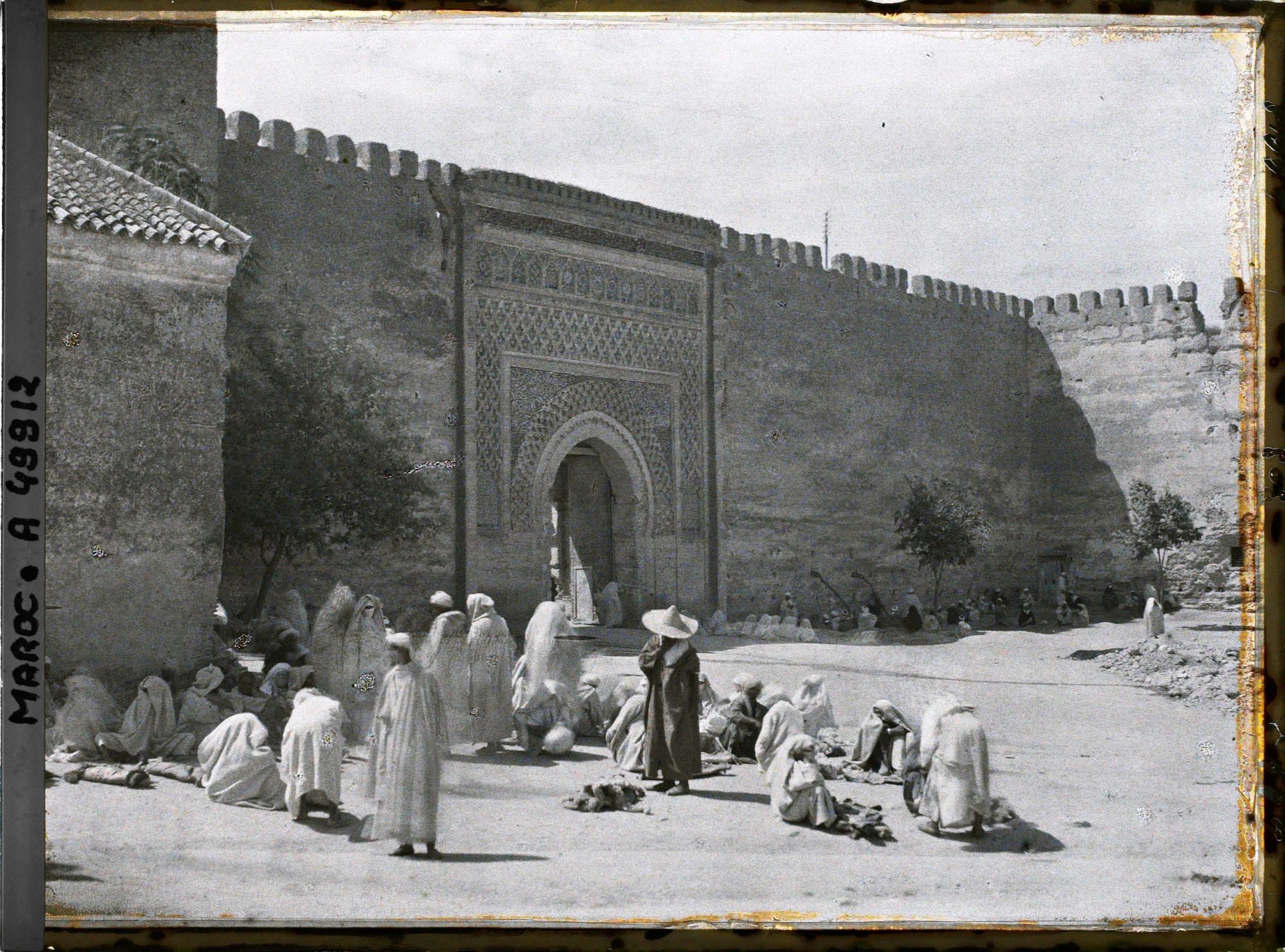 Image représentant Le marché aux peaux de moutons près de la porte bâb Jemâa en-Nouar (" porte de la mosquée des Fleurs ")