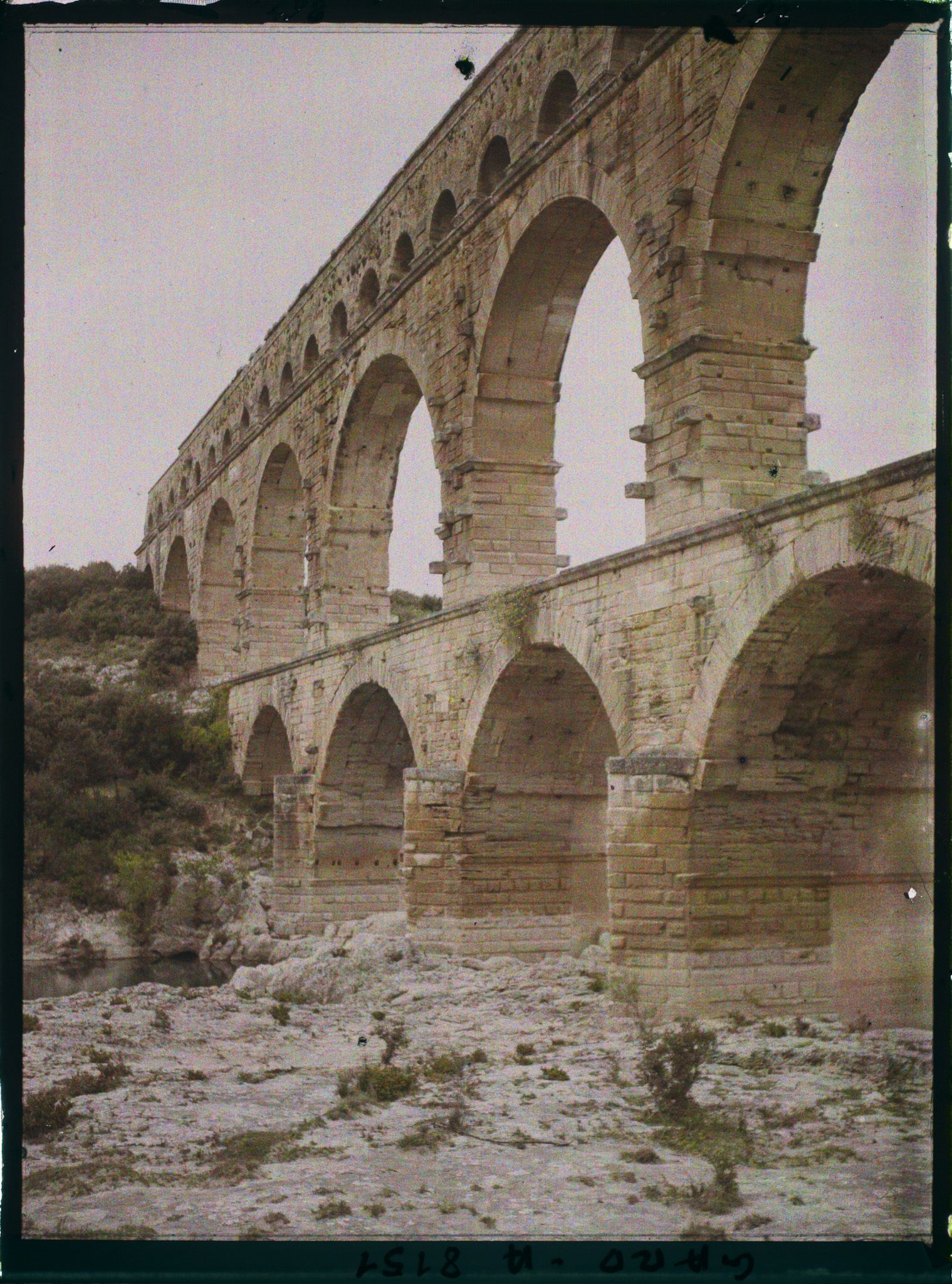 Image représentant Le pont du Gard vu de l'amont